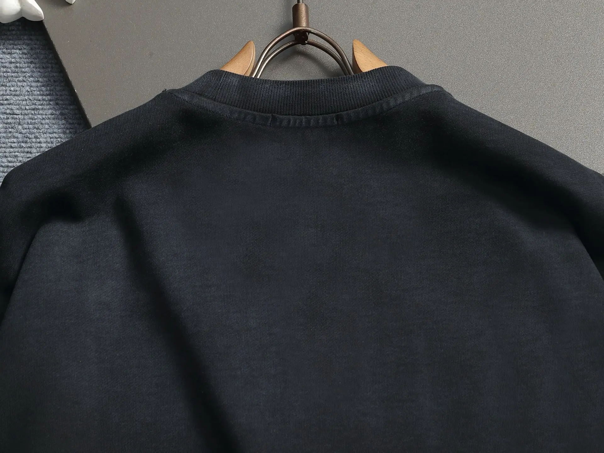Anagram Logo Embroidered Crew-Neck Sweatshirt D18021936 — view 9