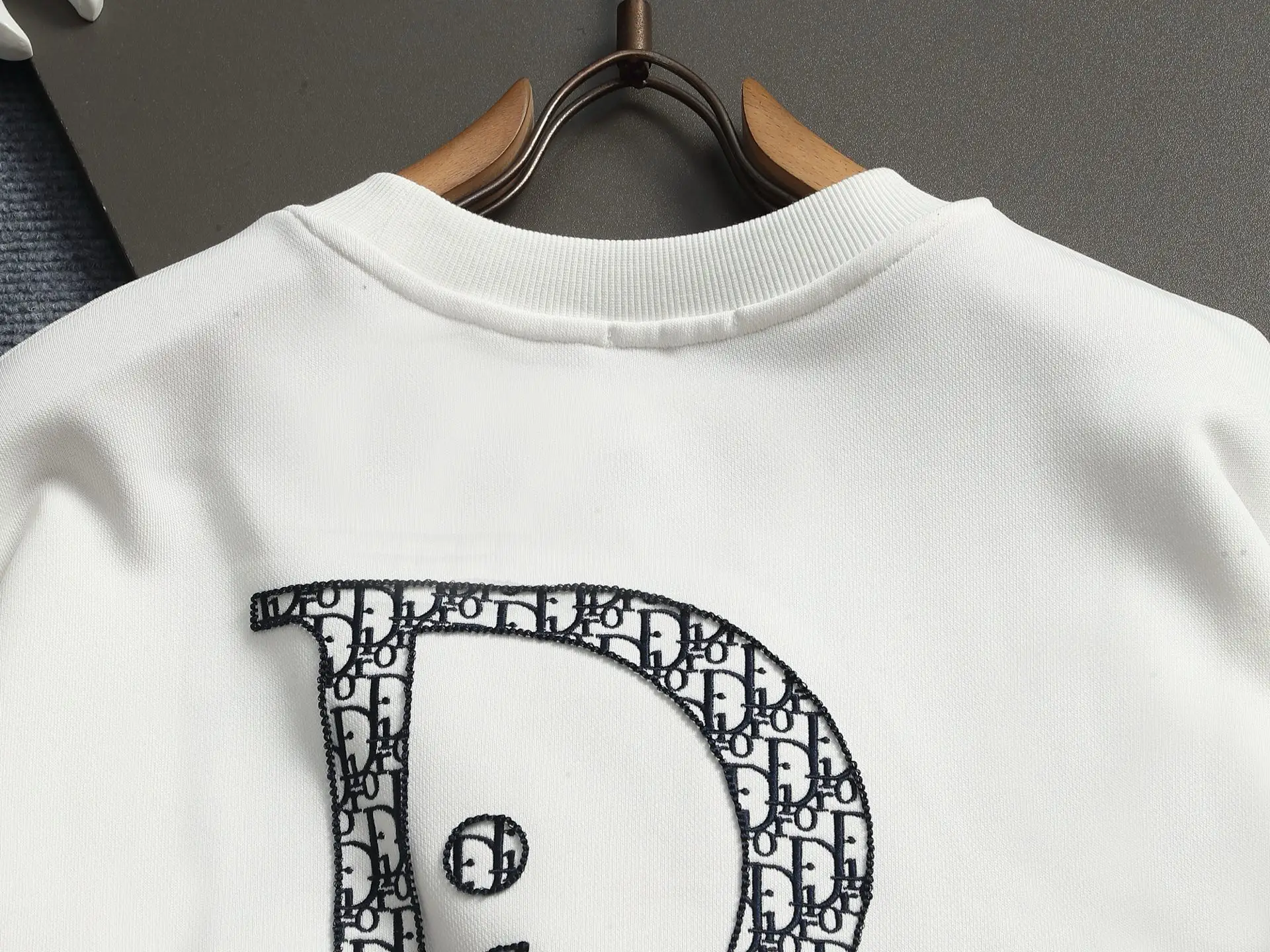 Logo-Embroidered Crew-Neck Sweatshirt D18021953 — view 9