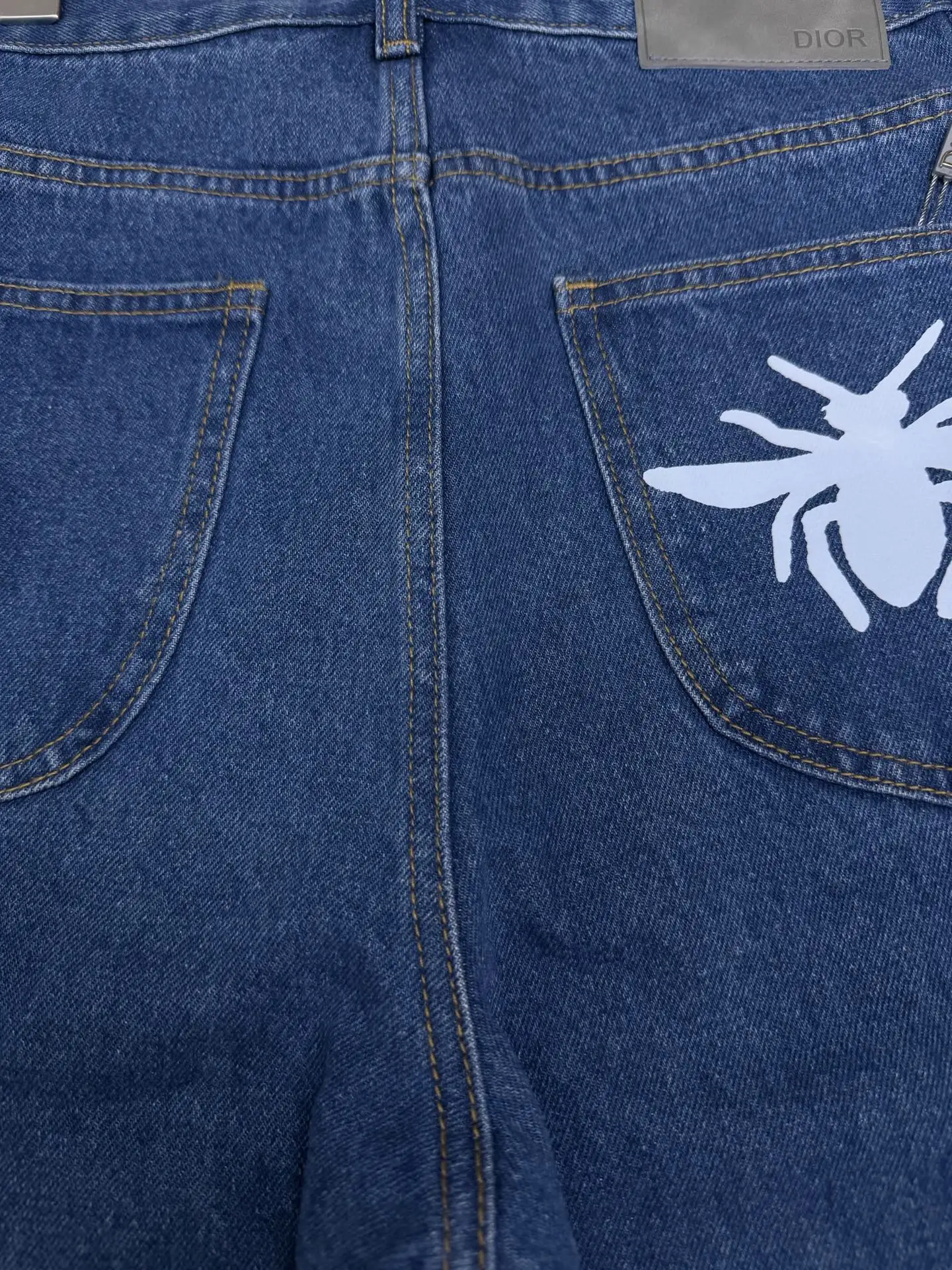 Bee Embroidery Straight-Leg Relaxed Jeans D18021866 — view 8