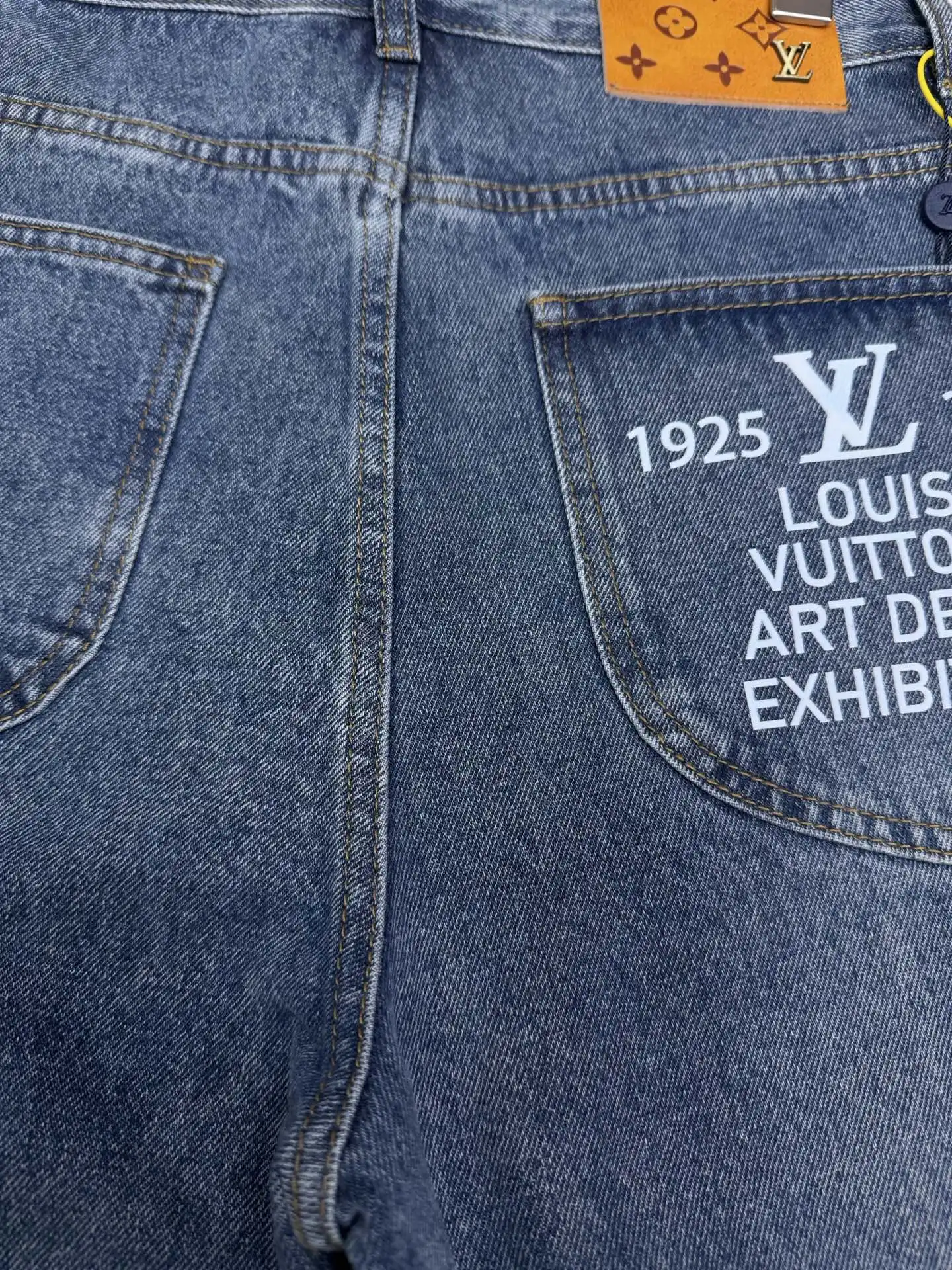 Logo Embroidered Relaxed-Fit Washed Jeans D18021872 — view 8