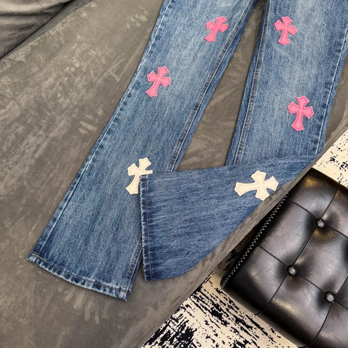 Cross Patch Flared Straight-Leg Jeans D18021795 — view 4