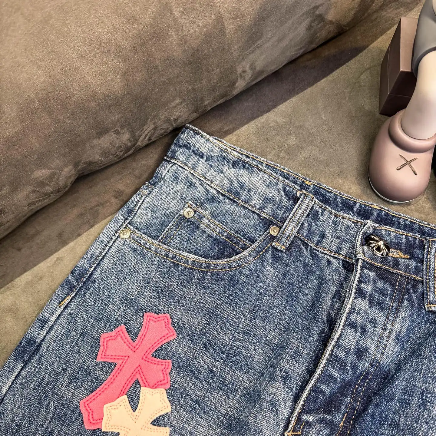 Cross Patch Flared Straight-Leg Jeans D18021795 — view 5