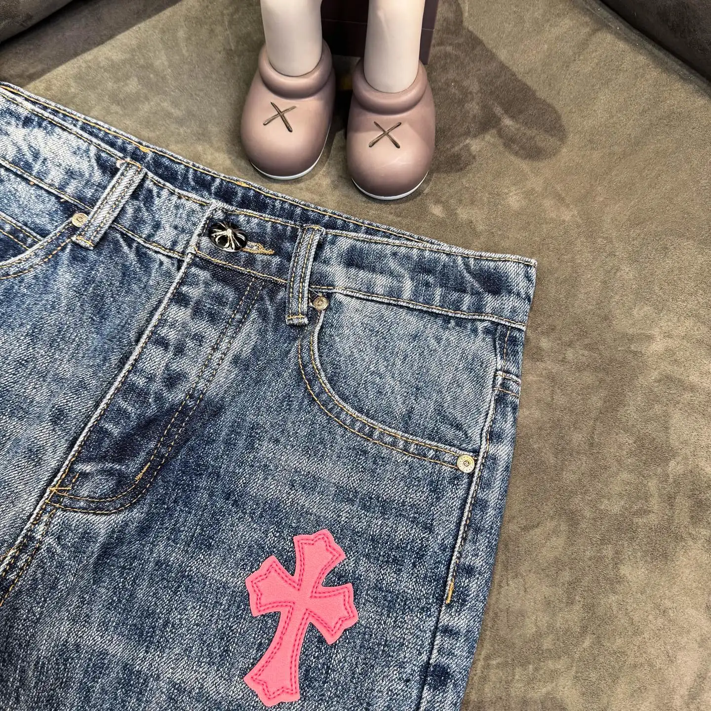 Cross Patch Flared Straight-Leg Jeans D18021795 — view 6