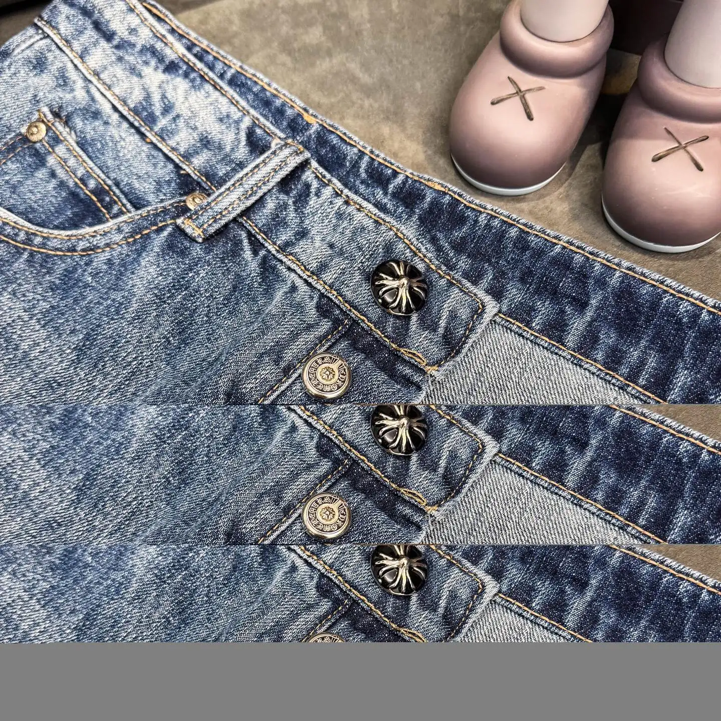 Cross Patch Flared Straight-Leg Jeans D18021795 — view 8