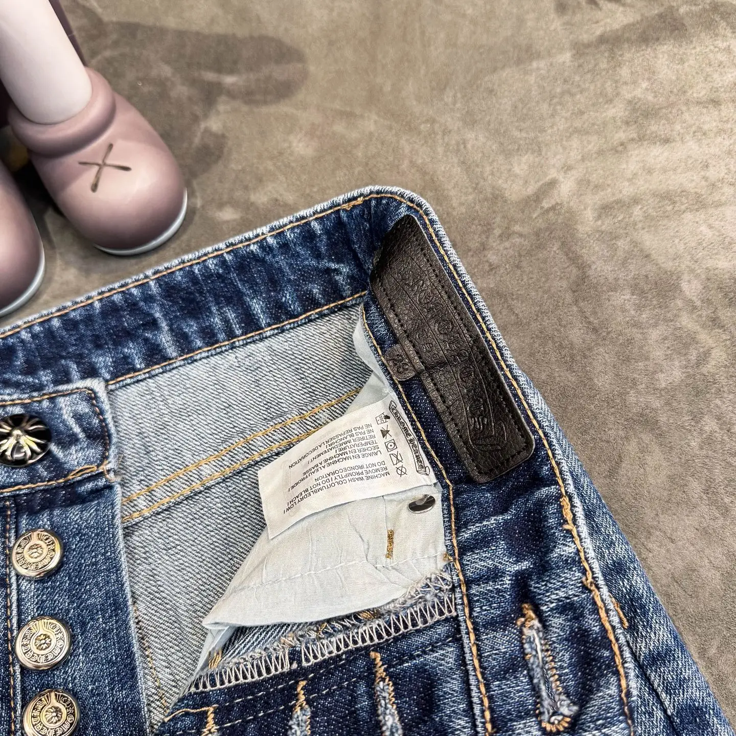 Cross Patch Flared Straight-Leg Jeans D18021795 — view 9
