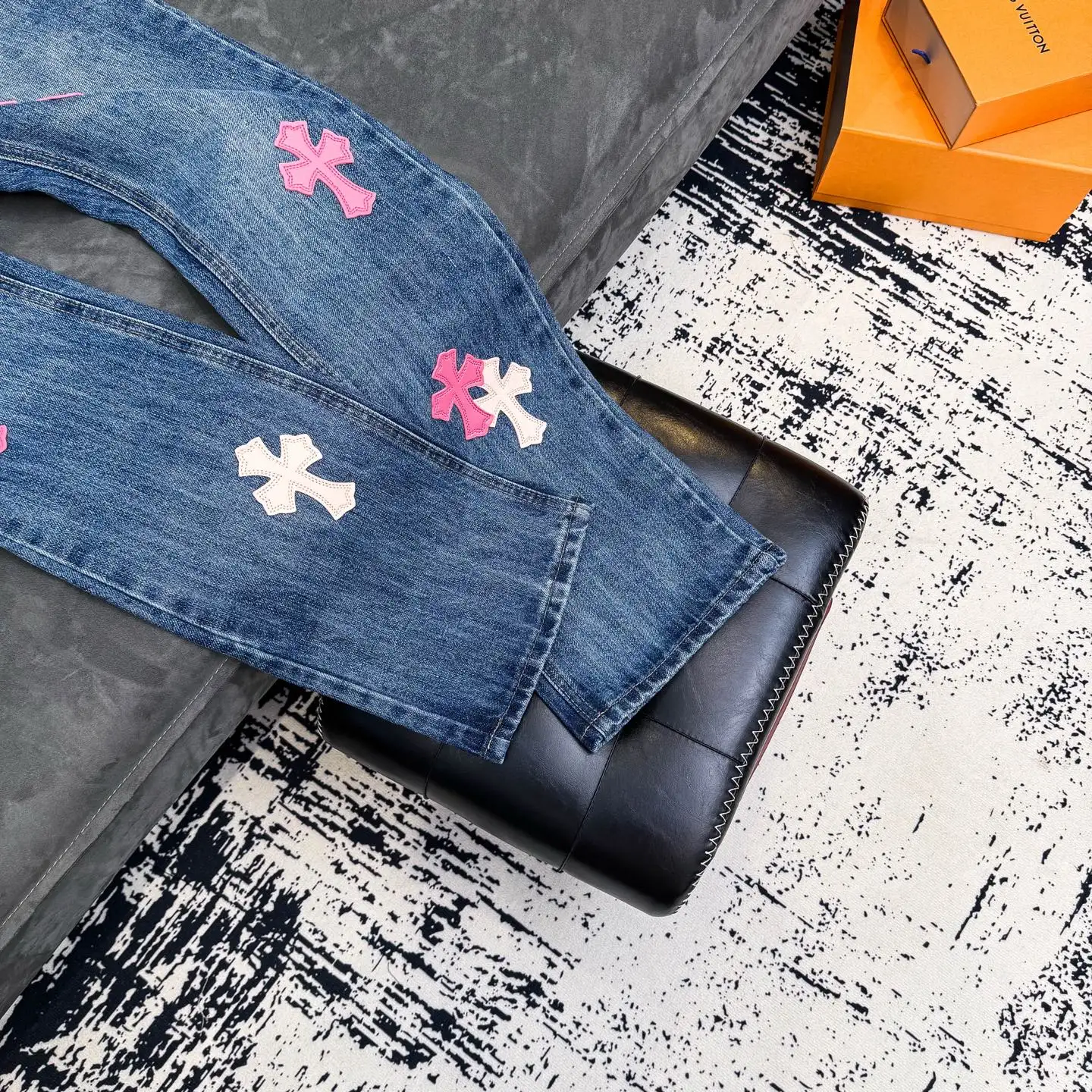 Cross Patch Flared Straight-Leg Jeans D18021795 — view 10