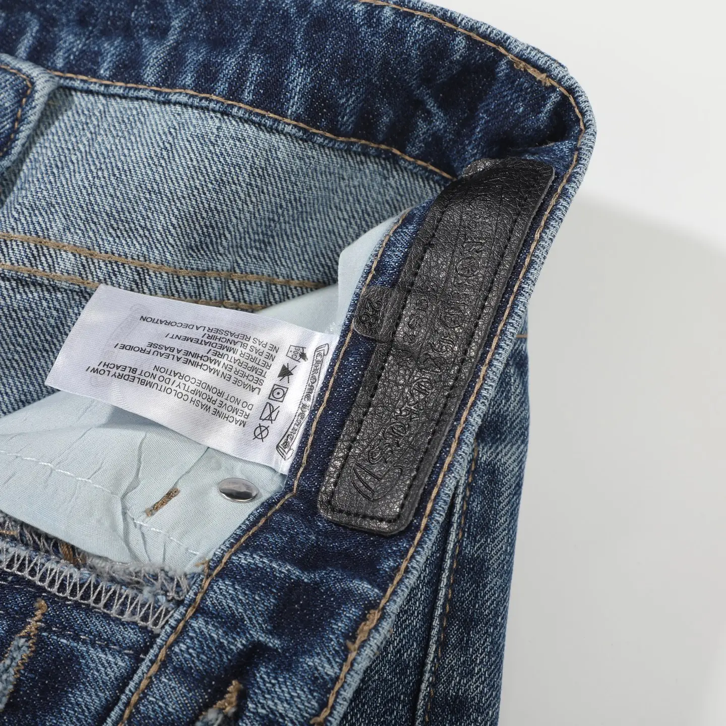 Cross Patch Flared Straight-Leg Jeans D18021794 — view 7