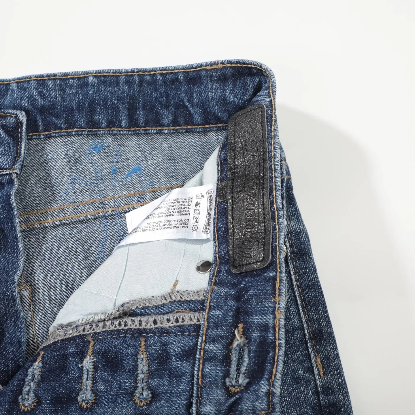 Cross Patch Straight-Leg Jeans D18021792 — view 8