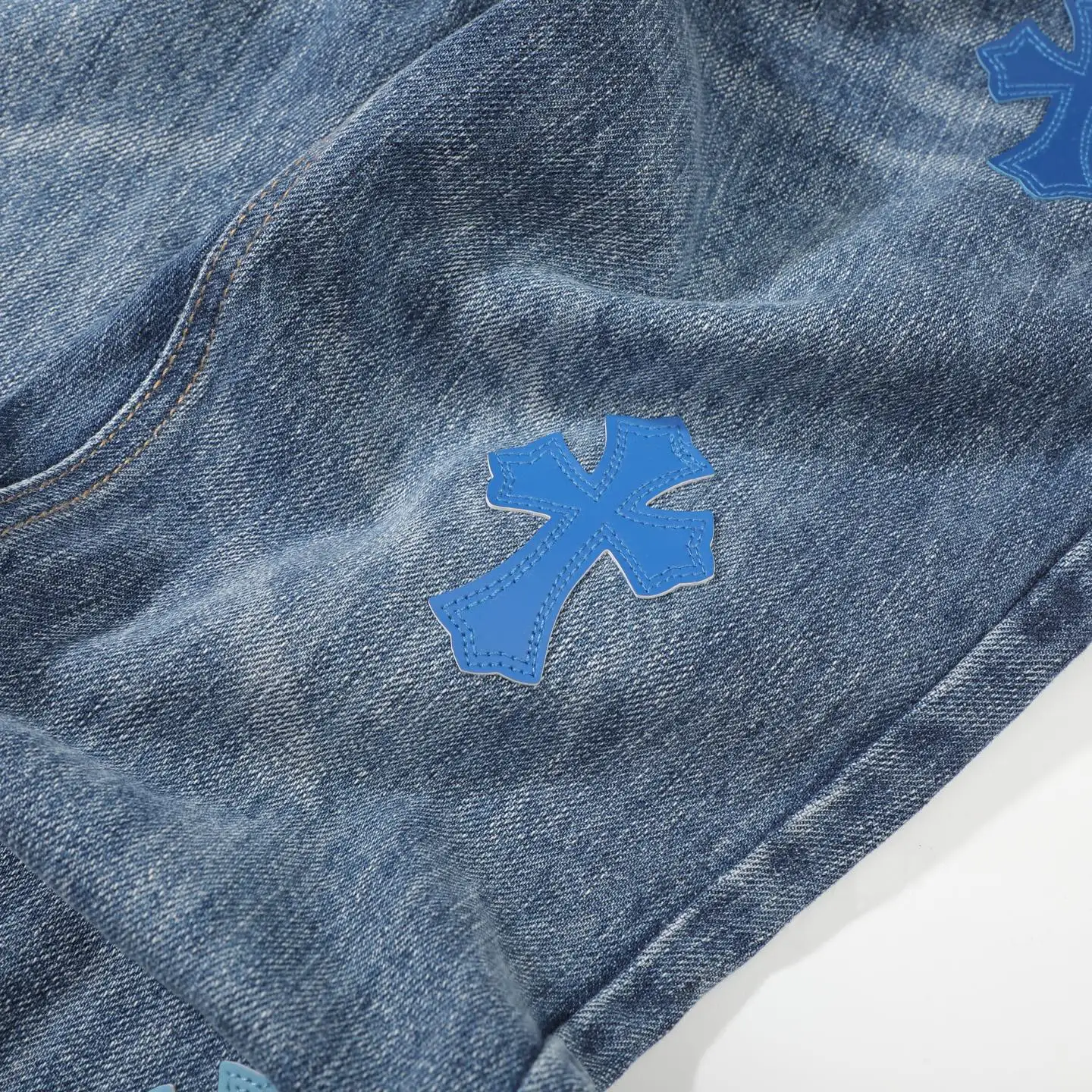 Cross Patch Straight-Leg Jeans D18021792 — view 12