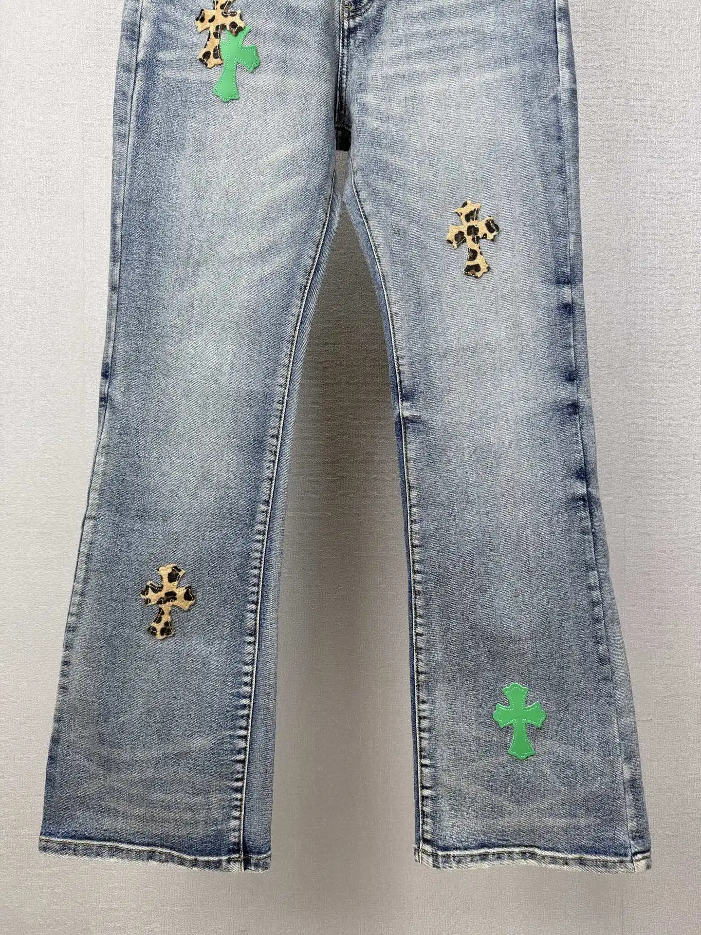 Cross Patch Leopard Print Flared Jeans D18521867 — view 7