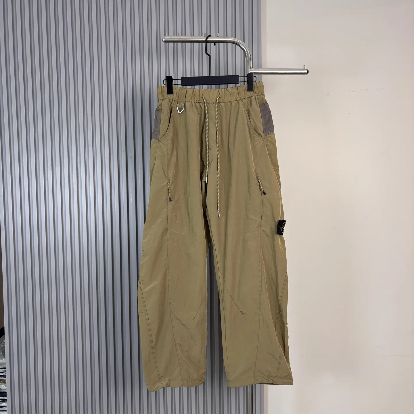 Water-Resistant Iridescent Nylon Trousers D19020226 — view 4