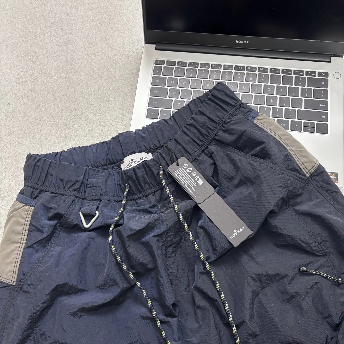 Water-Repellent Nylon Straight-Leg Trousers D19020225 — view 9