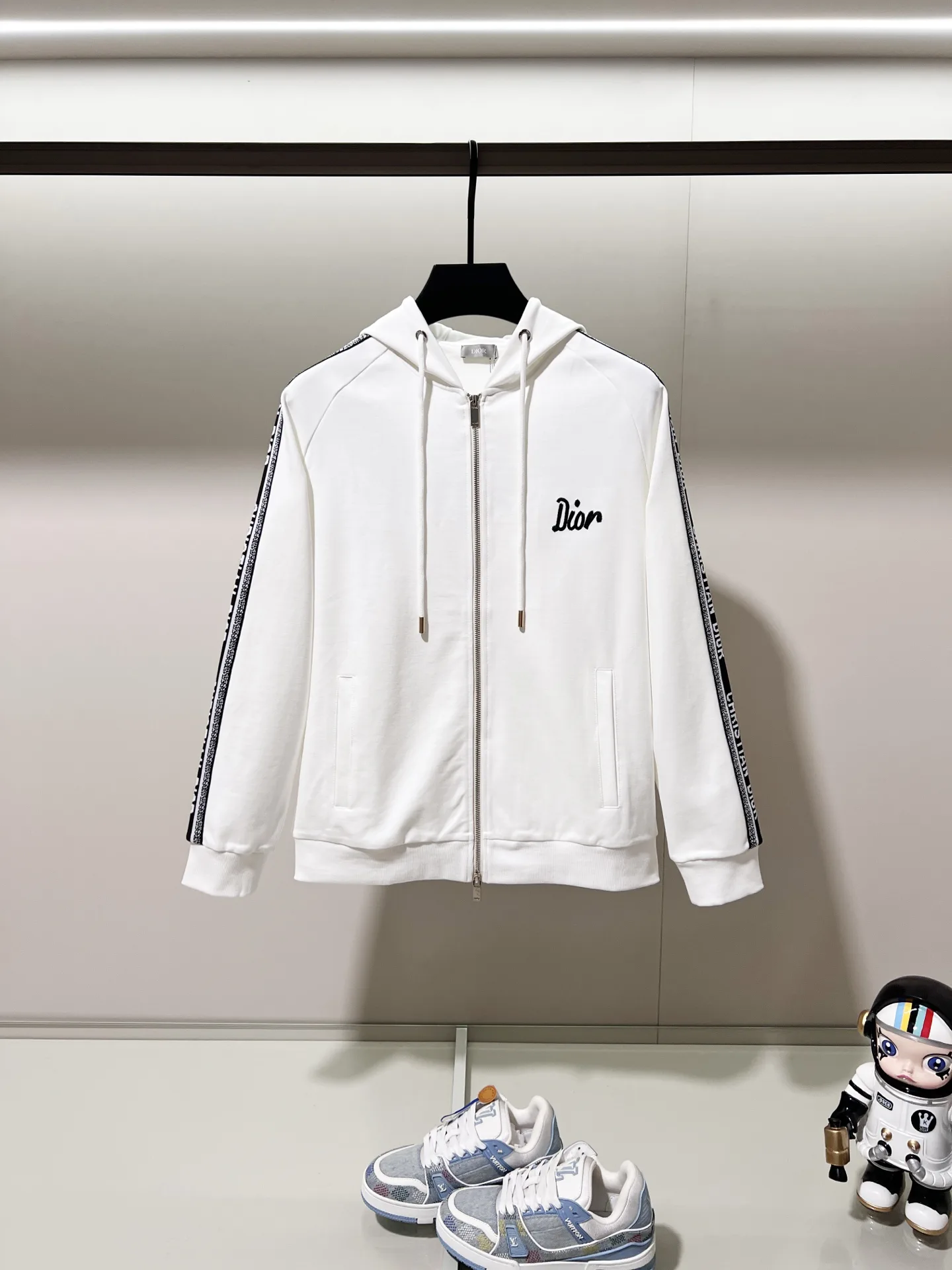 Logo-Embroidered Zip-Up Hoodie D20020062
