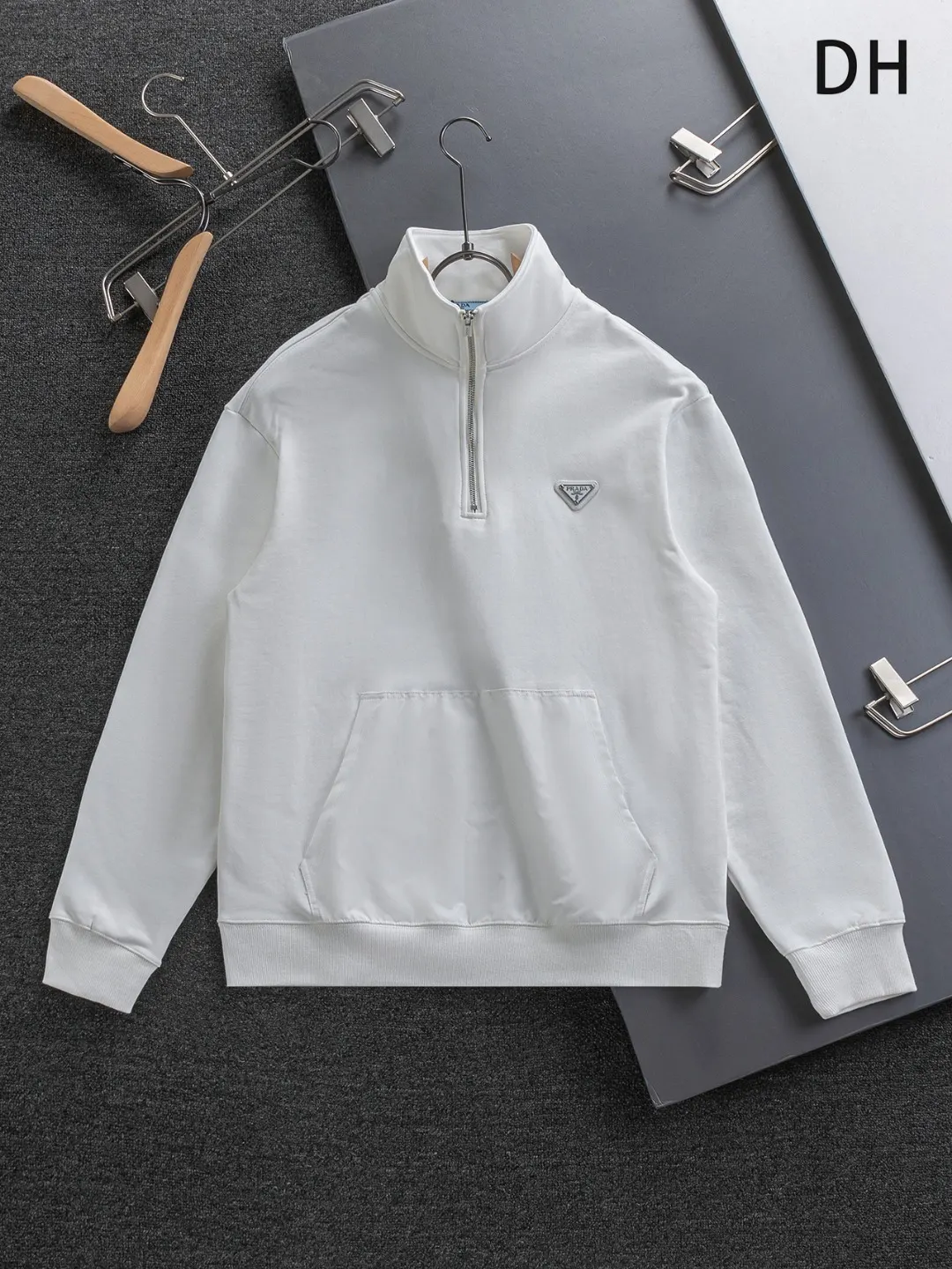Logo-Badge Quarter-Zip Sweatshirt D20022828