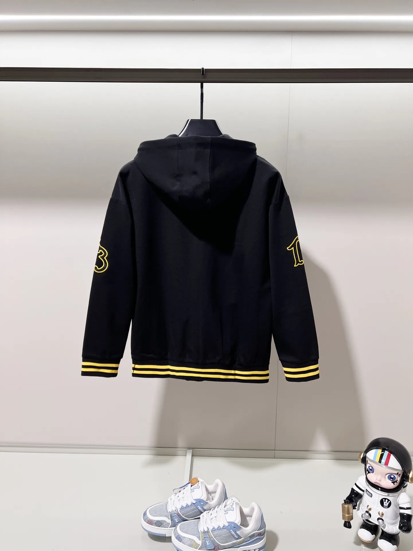 Logo-Embroidered Zip-Up Hooded Sweatshirt D20020064 — view 2