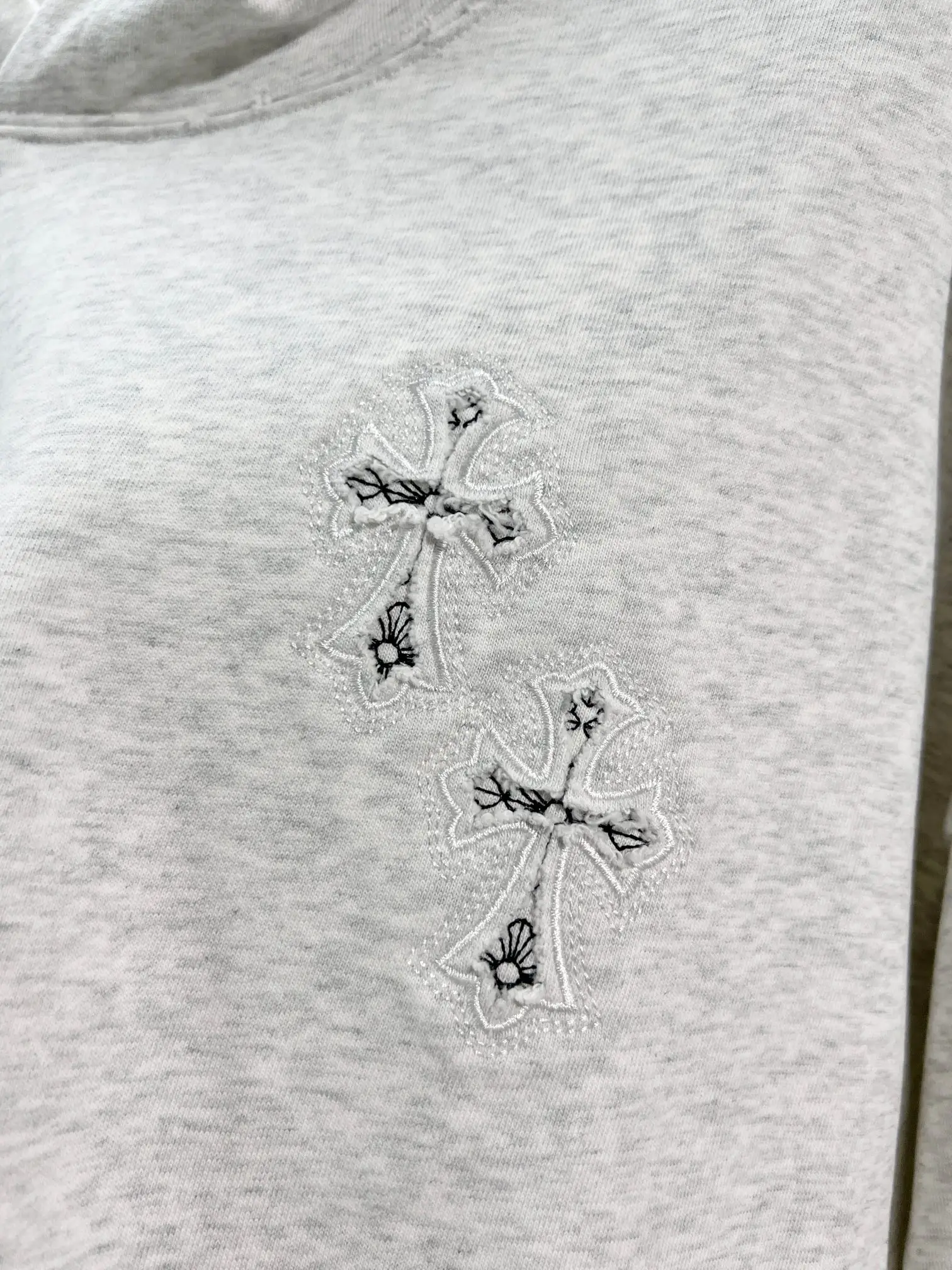 Embroidered Cross Logo Distressed Hoodie D22022843 — view 4