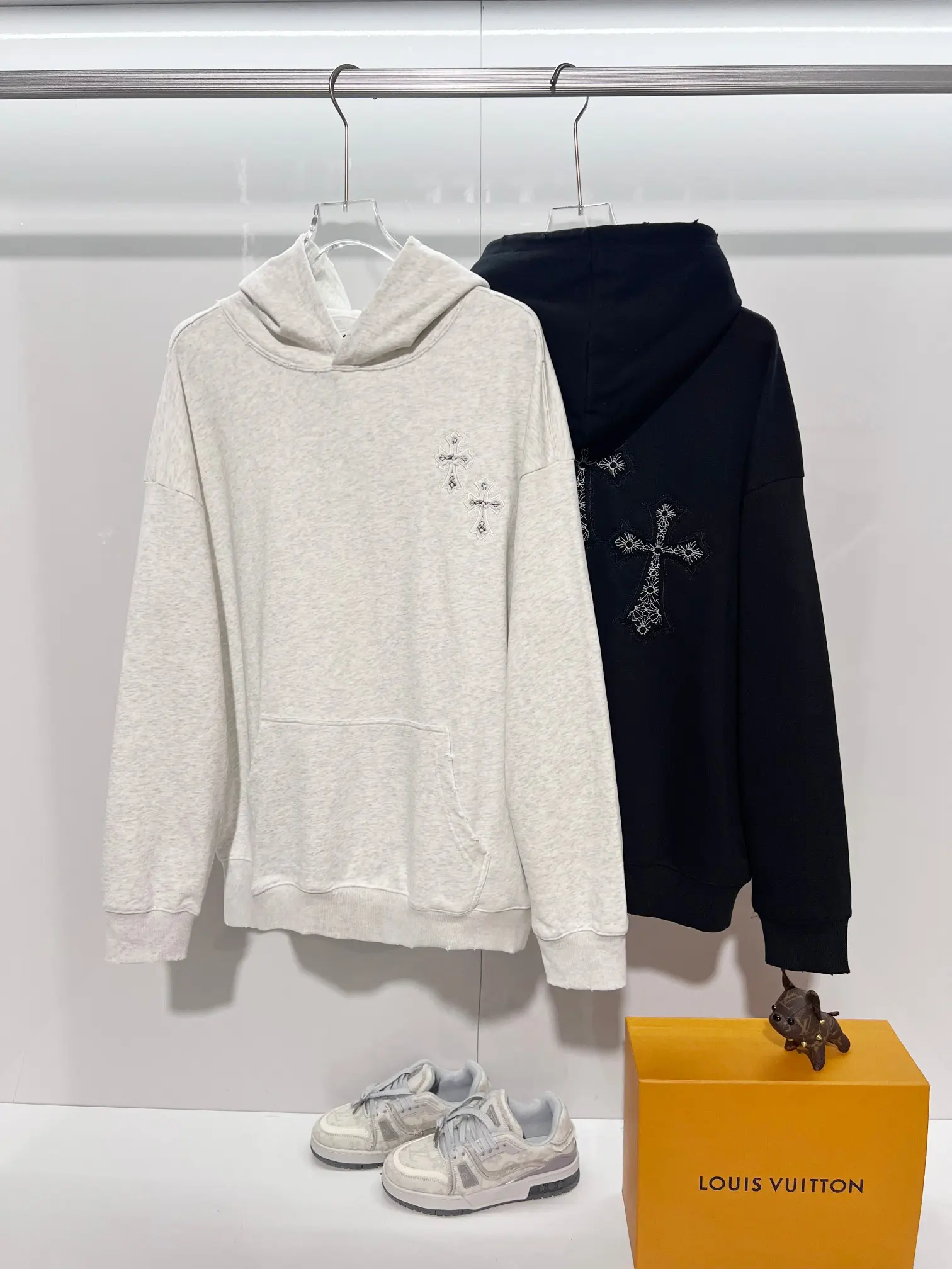 Embroidered Cross Logo Distressed Hoodie D22022843 — view 10