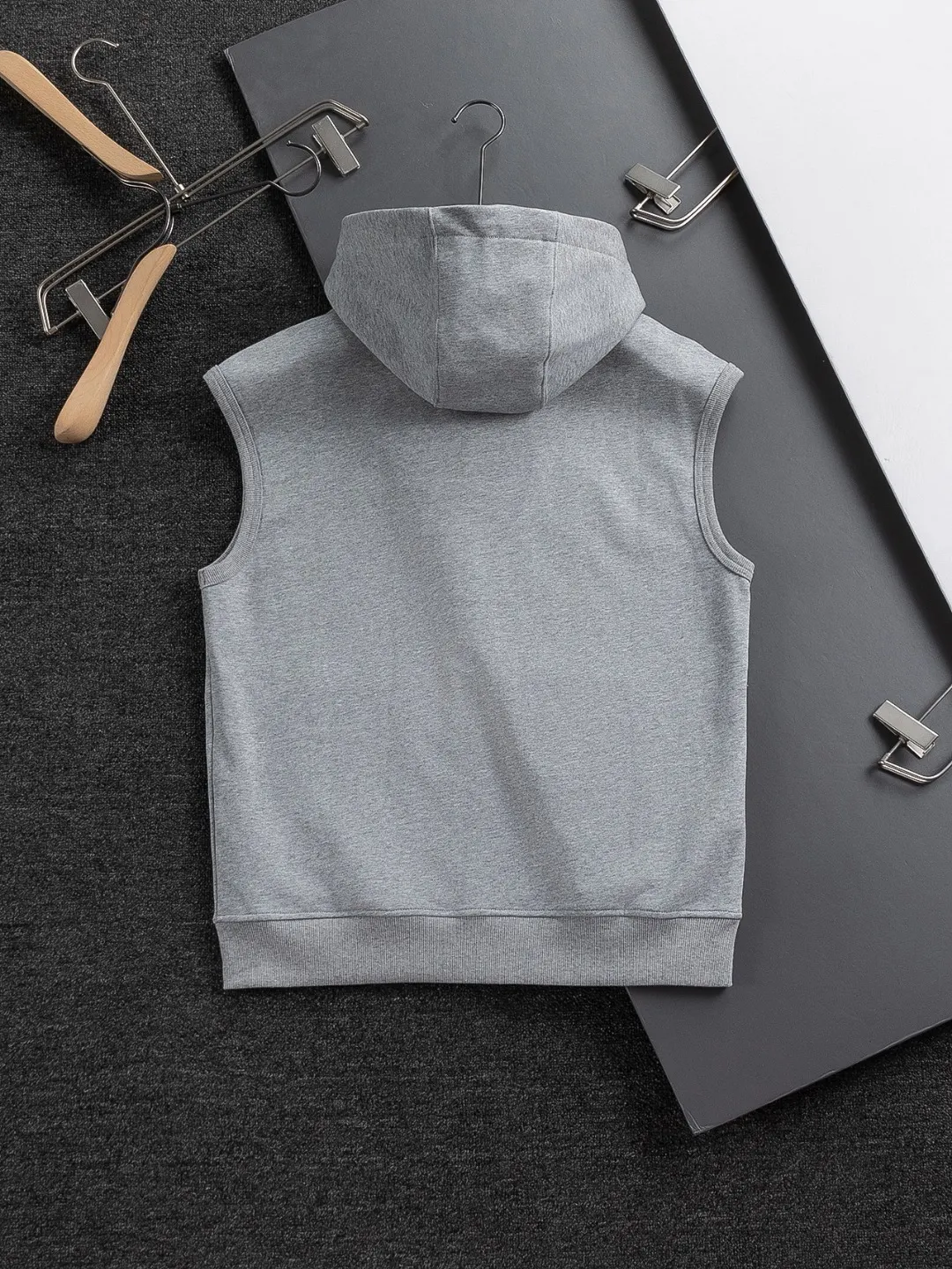 Logo-Embroidered Zip-Up Hooded Gilet D22522822 — view 2