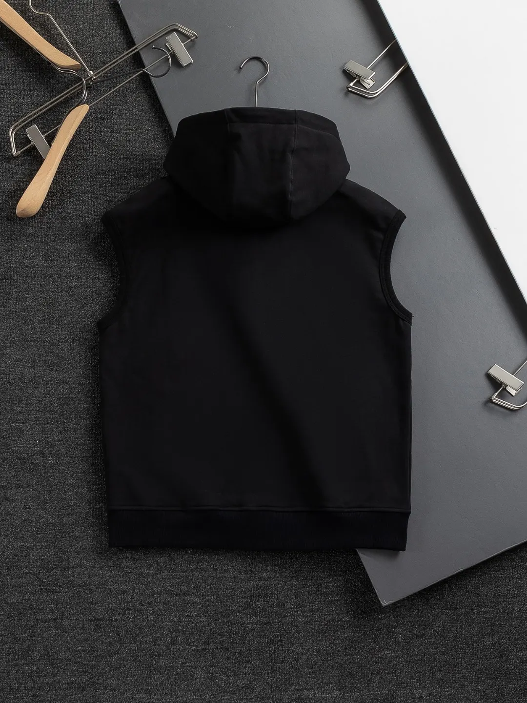 Logo-Appliqué Zip-Up Hooded Gilet D22522820 — view 2