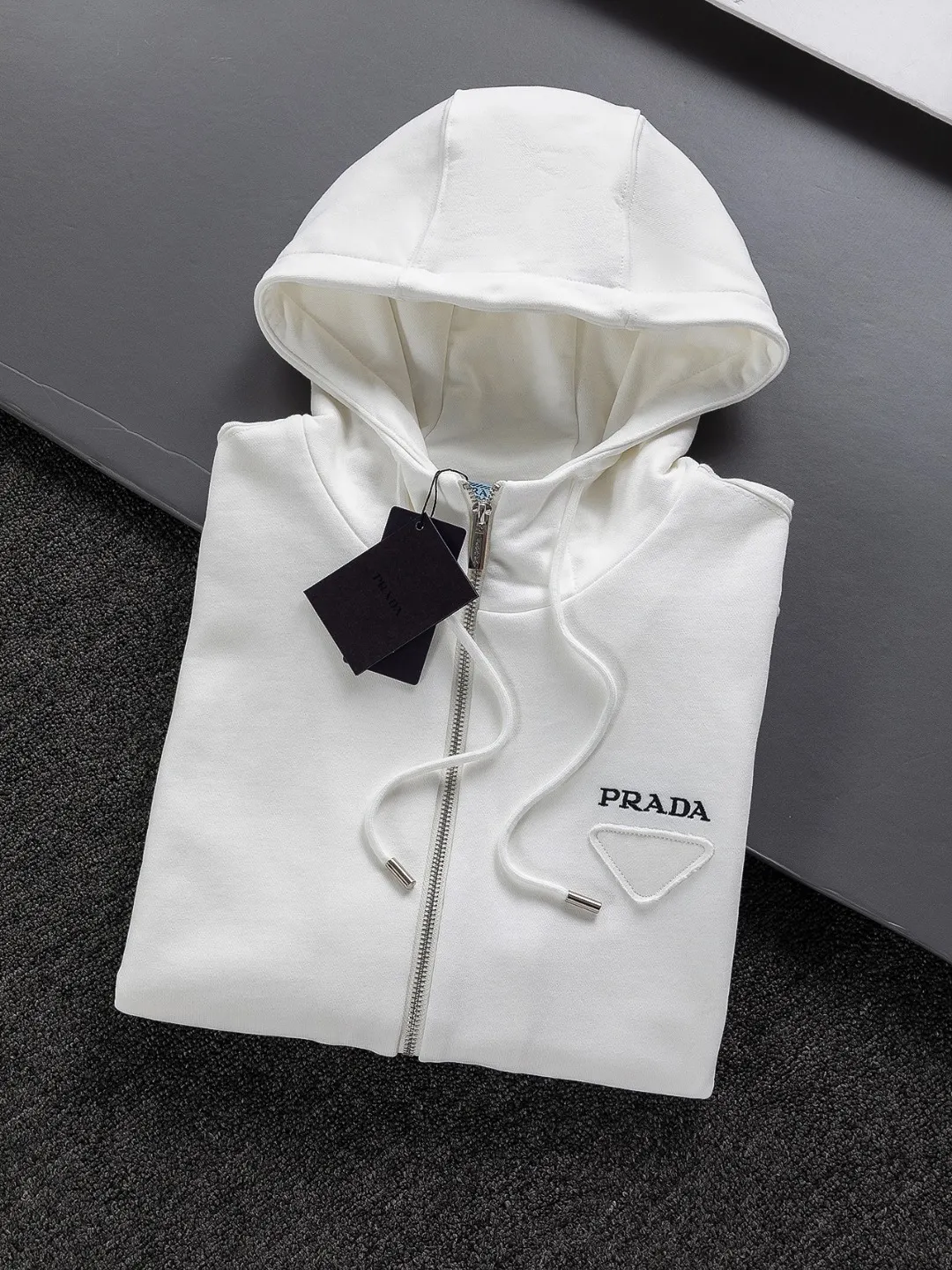 Enamelled Triangle Logo Zip-Up Hooded Gilet D22522821 — view 3