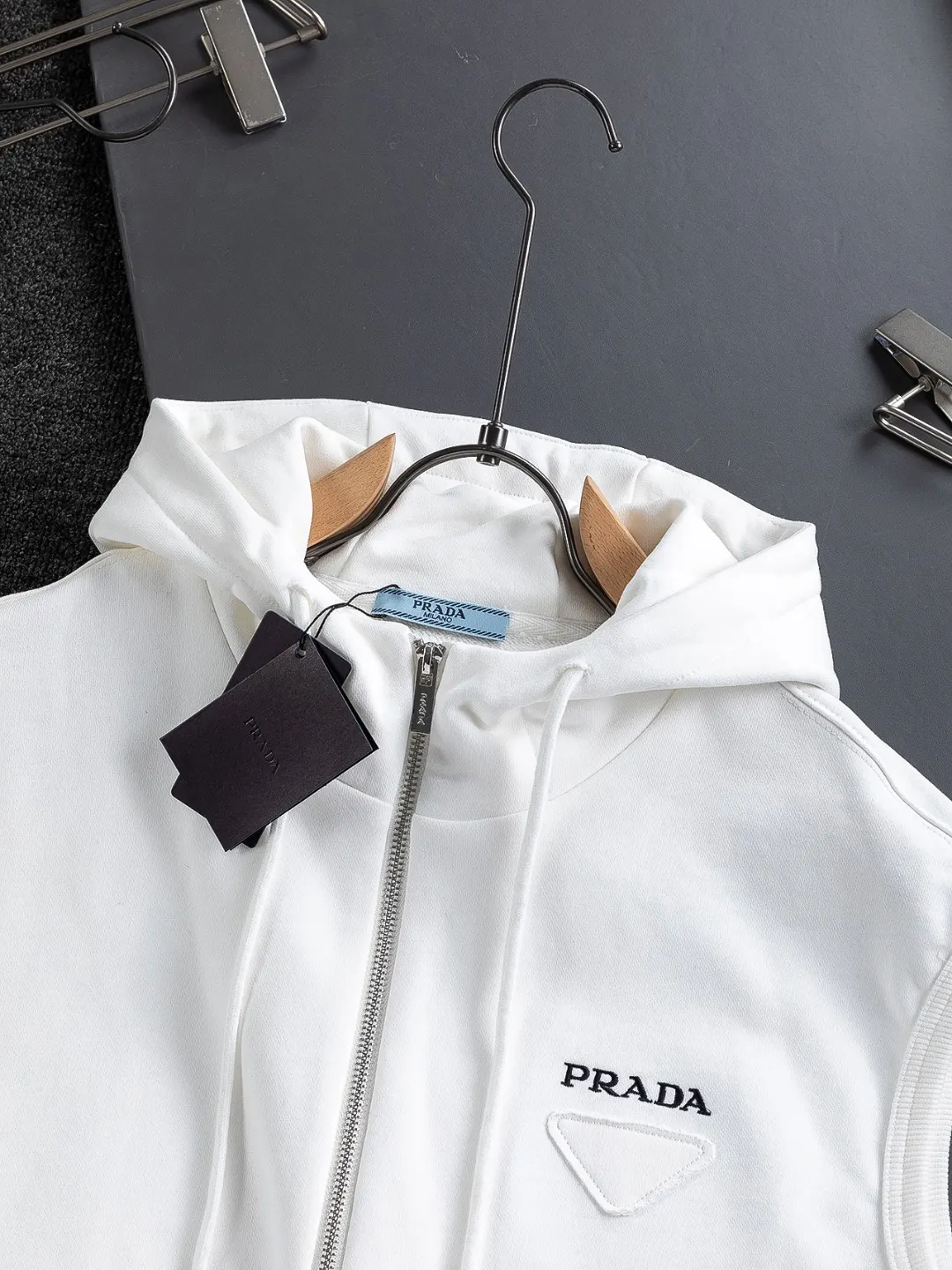 Enamelled Triangle Logo Zip-Up Hooded Gilet D22522821 — view 4