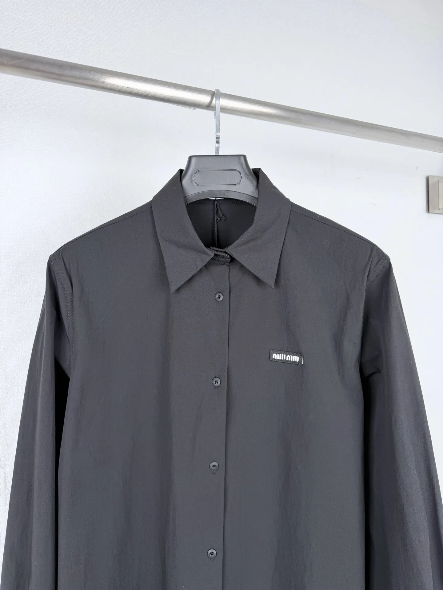 Logo-Patch Stretch Poplin Long-Sleeve Shirt D24020004 — view 2