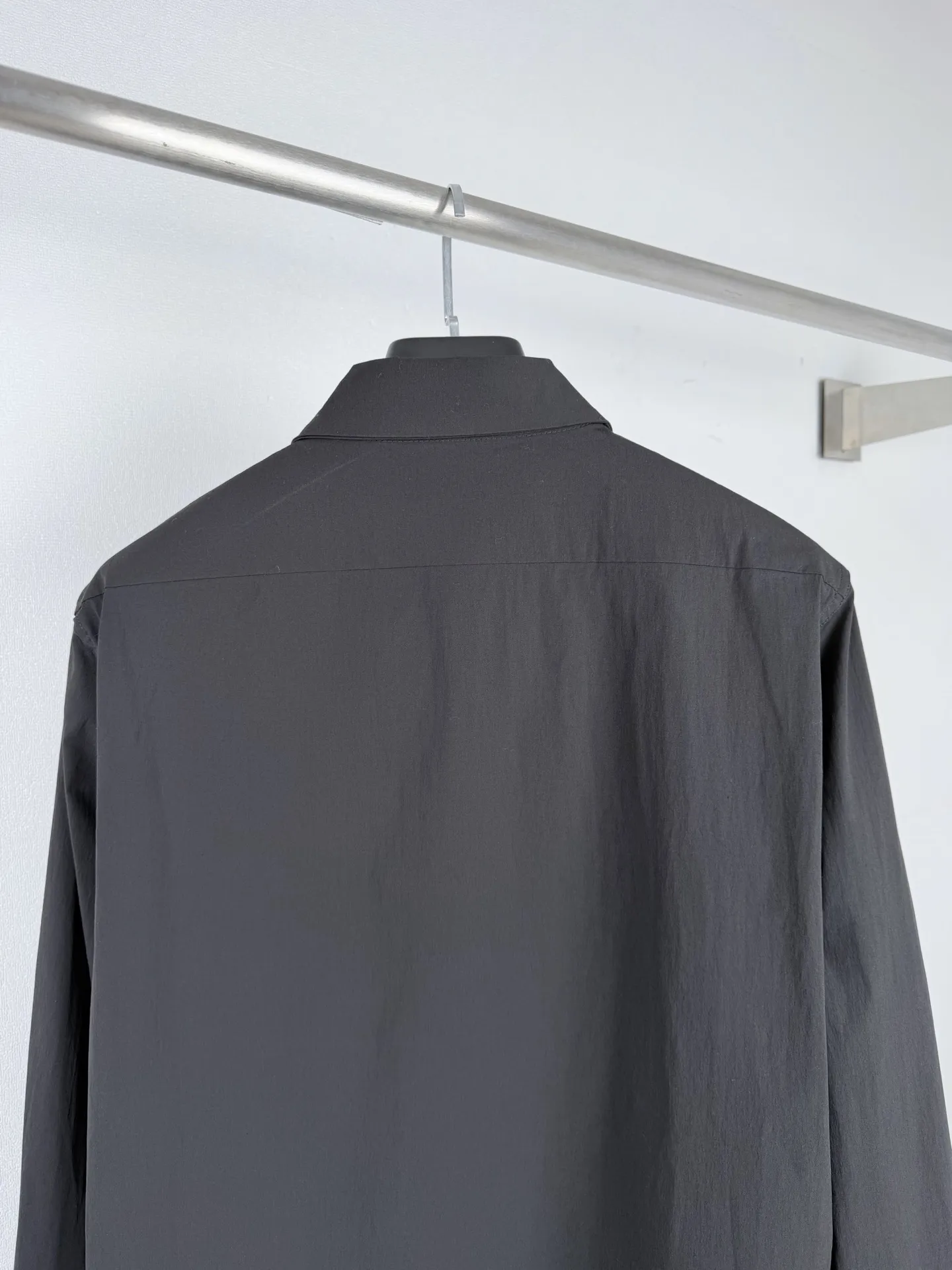 Logo-Patch Stretch Poplin Long-Sleeve Shirt D24020004 — view 4