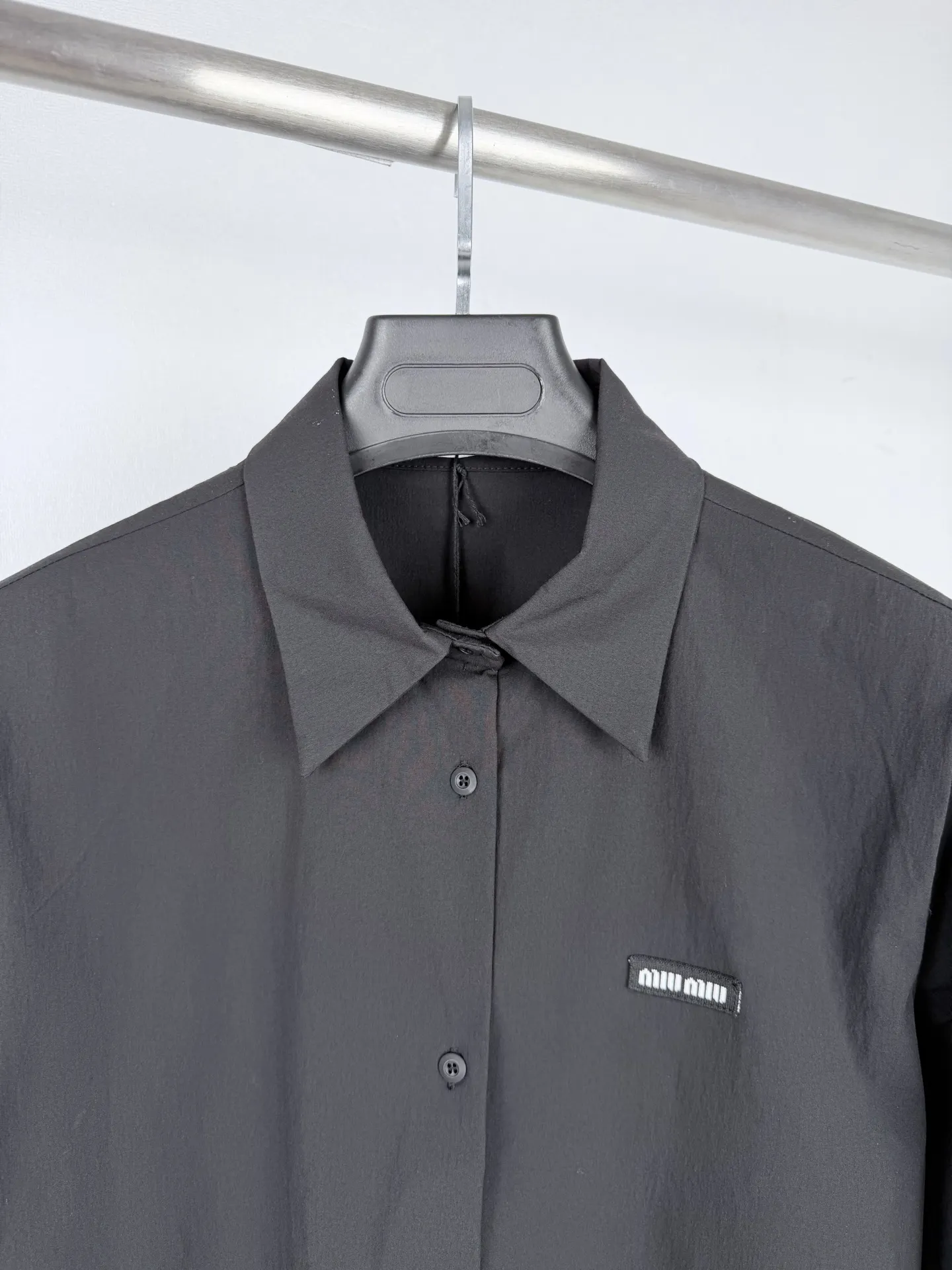 Logo-Patch Stretch Poplin Long-Sleeve Shirt D24020004 — view 5