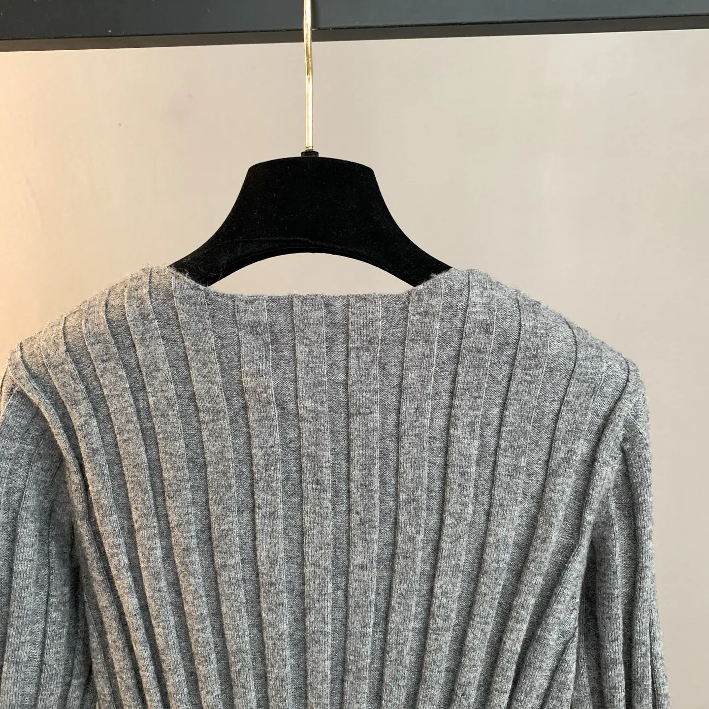 Ribbed Merino Wool V-Neck Sweater D24022890 — view 4