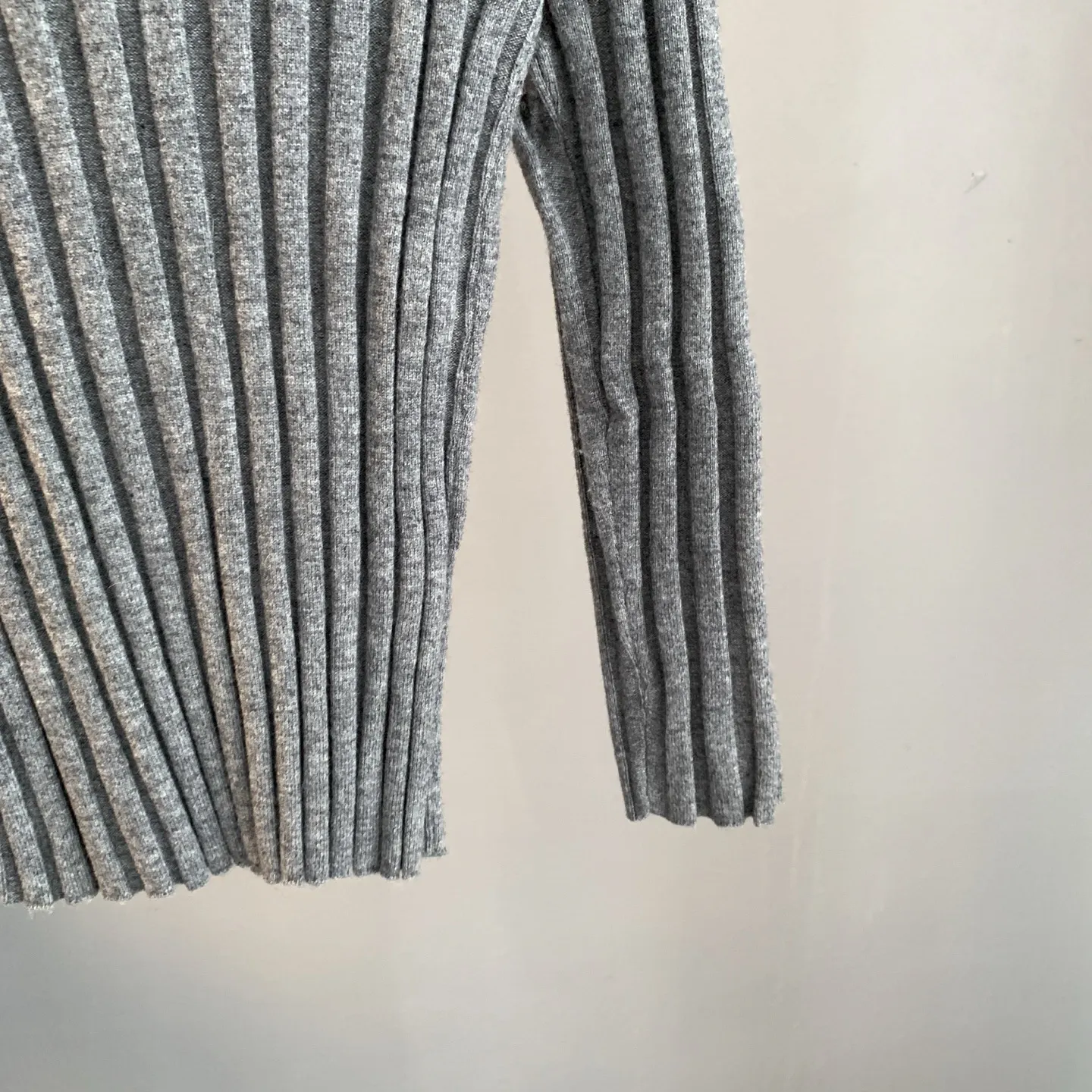 Ribbed Merino Wool V-Neck Sweater D24022890 — view 9