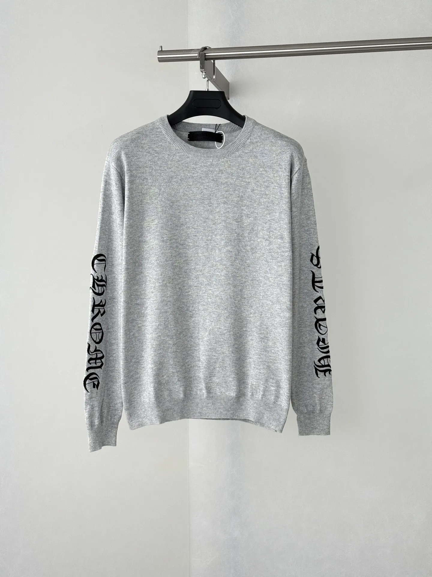 Gothic Script Embroidered Crew-Neck Sweater D25522621