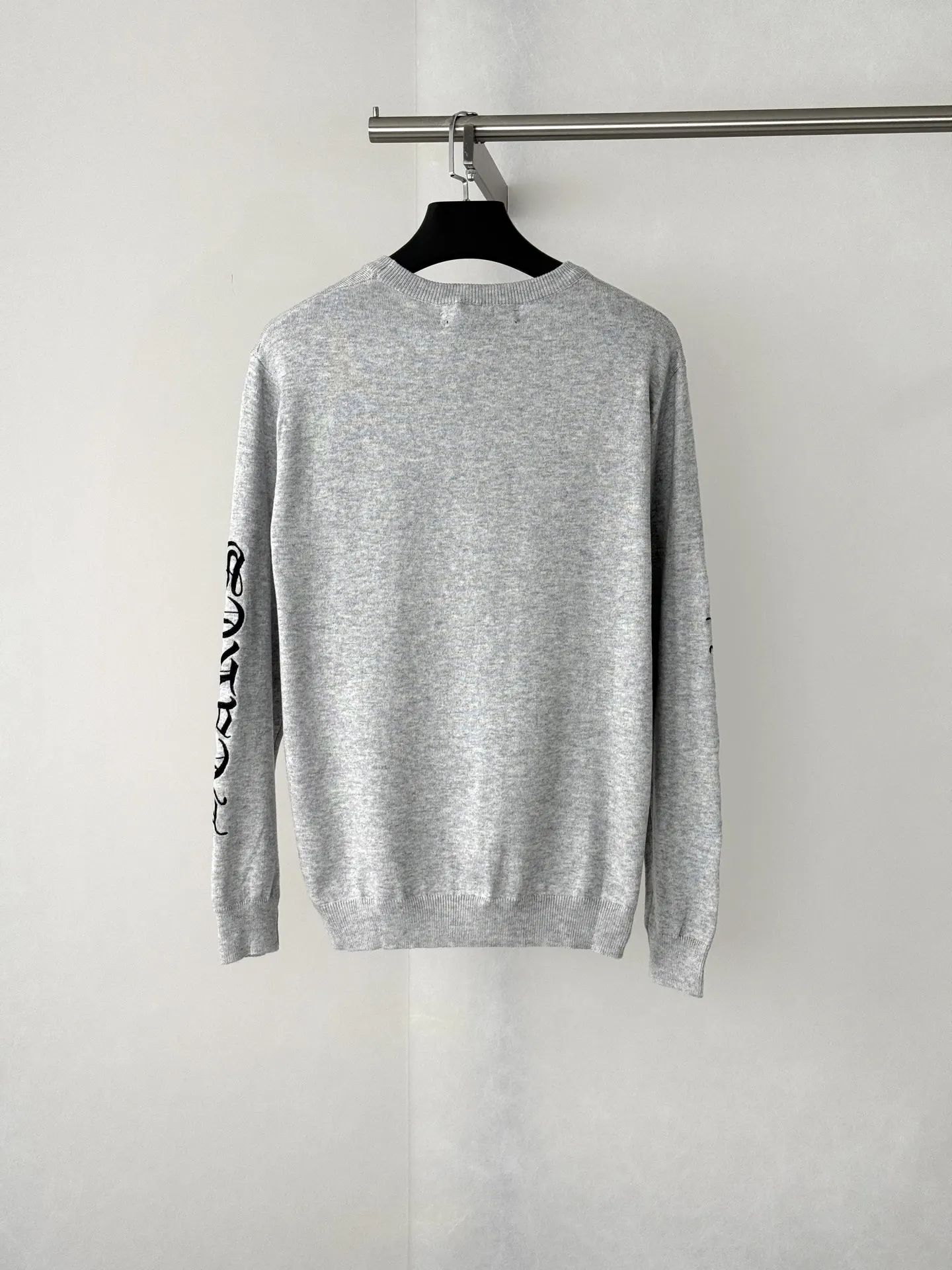 Gothic Script Embroidered Crew-Neck Sweater D25522621 — view 2