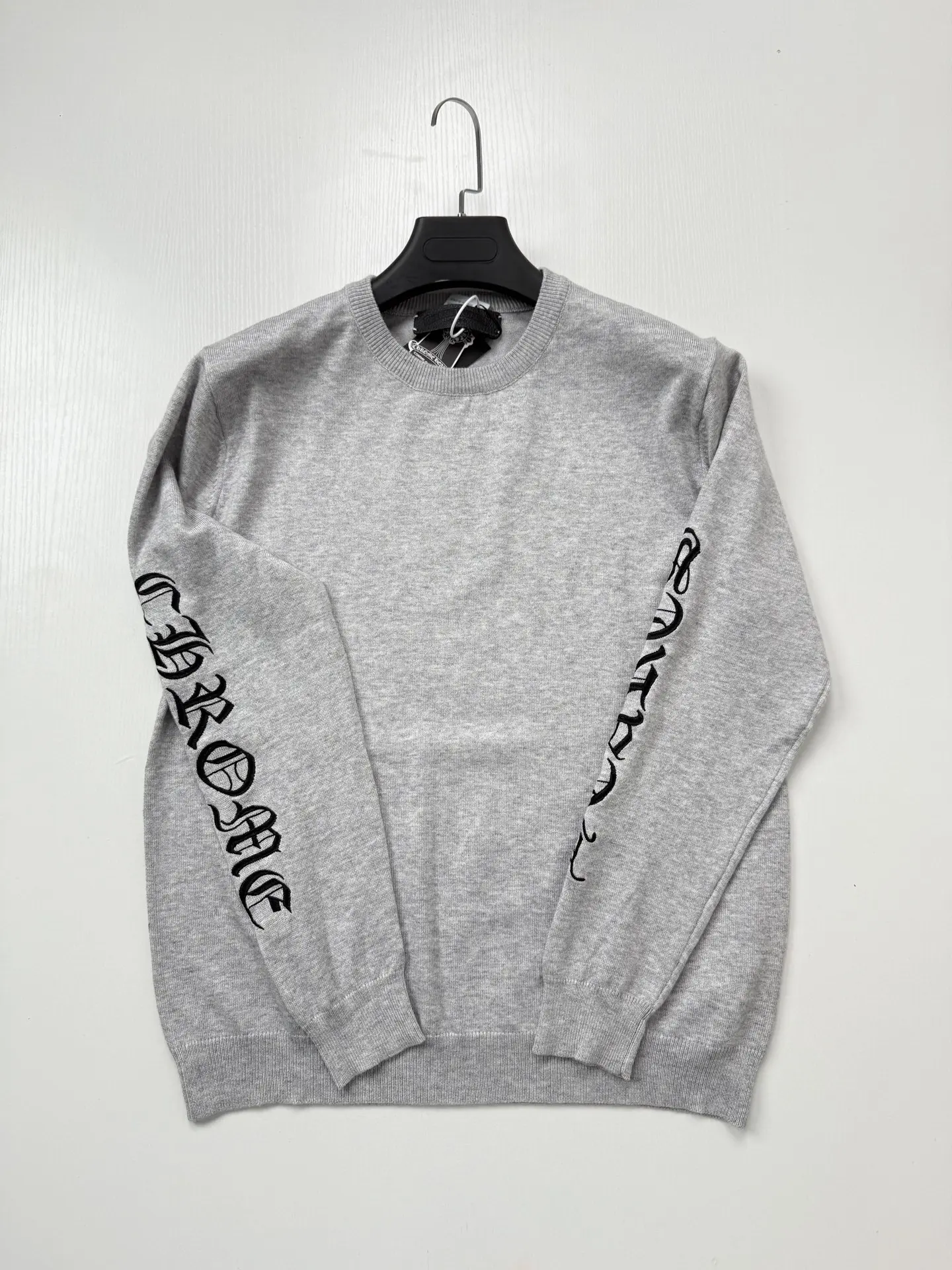 Gothic Script Embroidered Crew-Neck Sweater D25522621 — view 3