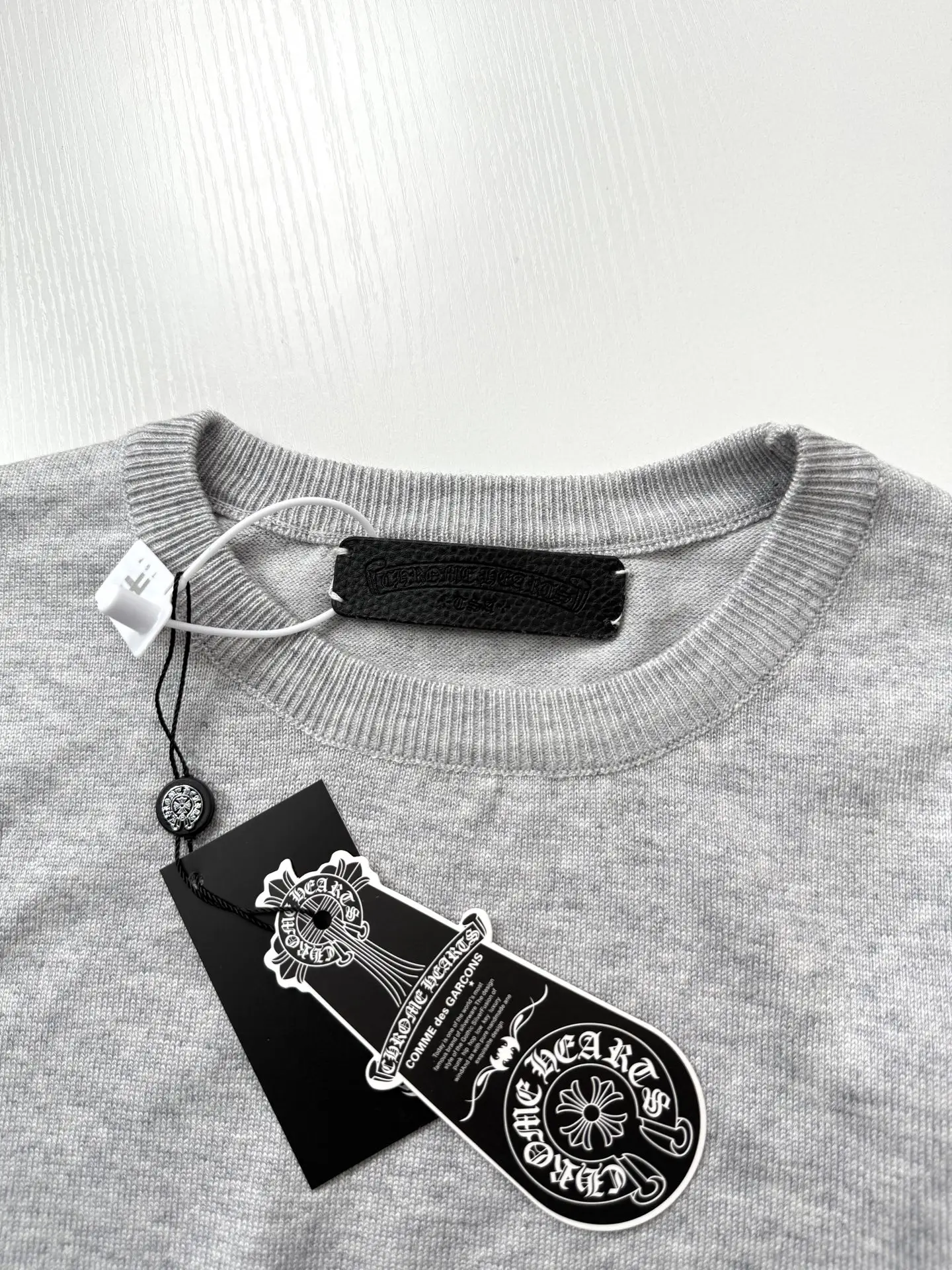 Gothic Script Embroidered Crew-Neck Sweater D25522621 — view 7