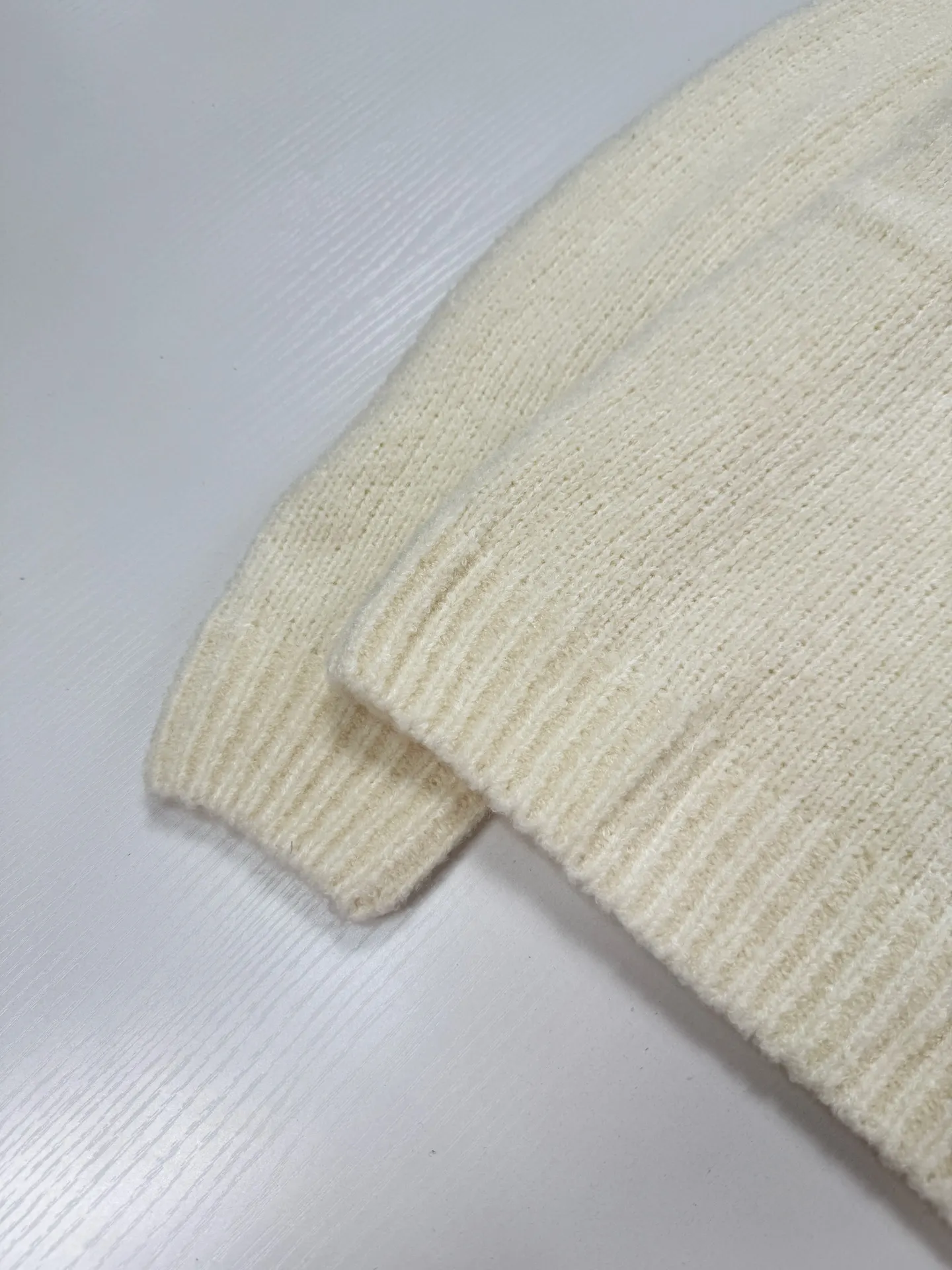 Script Logo Embroidered Bouclé Knit Sweater D26019926 — view 5