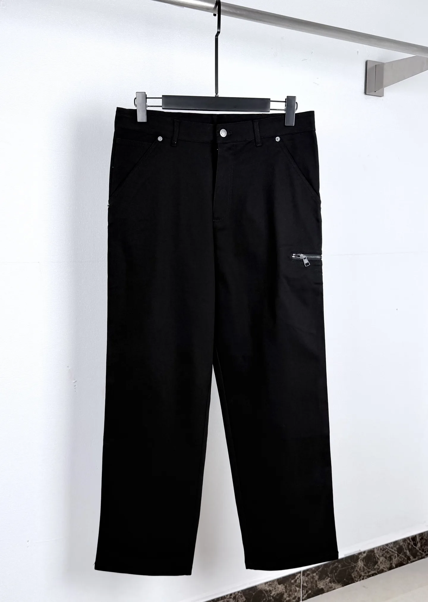 Straight-Leg Logo Patch Trousers D26019992