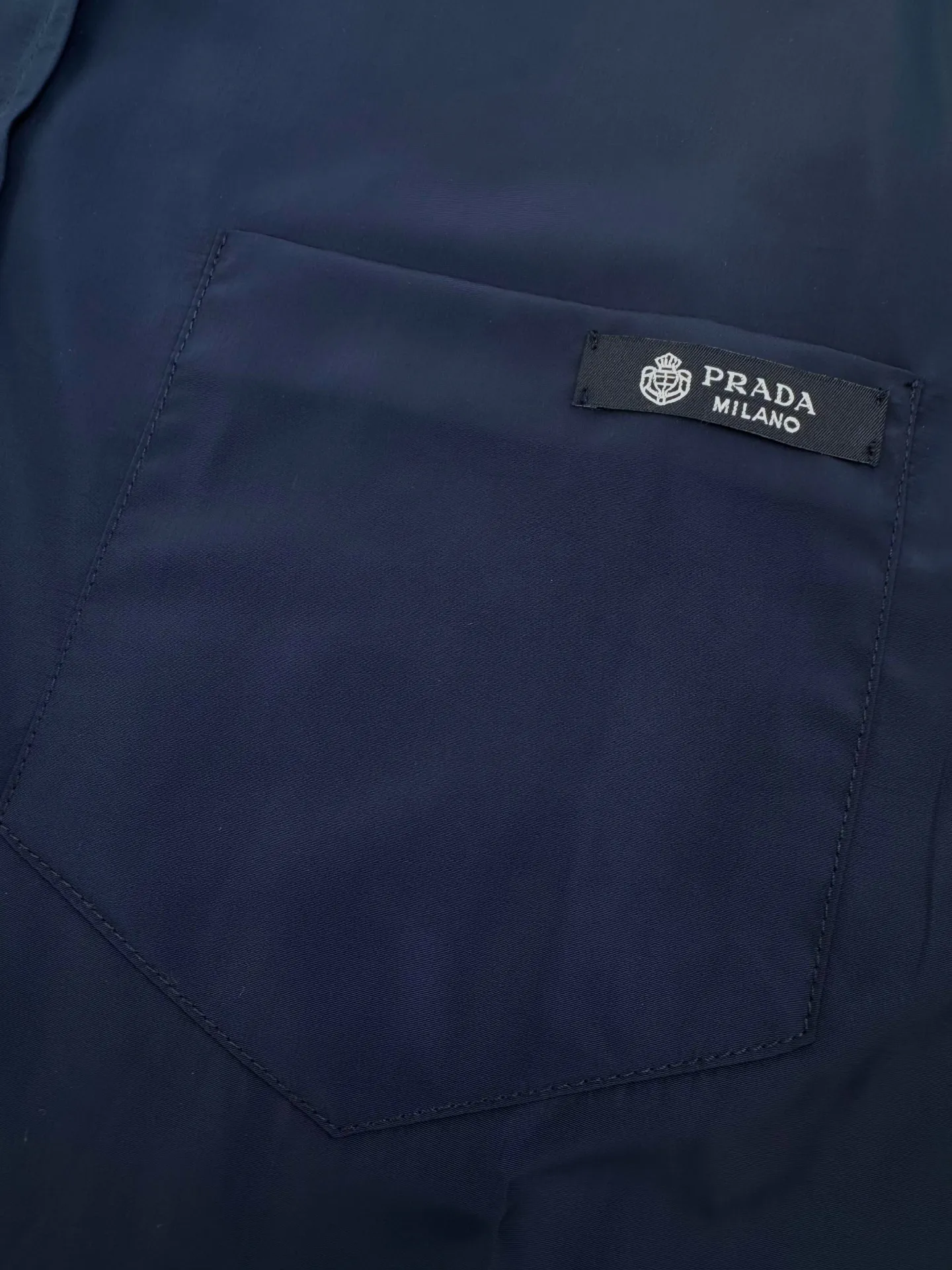 Logo-Label Re-Nylon Long-Sleeved Shirt D26023465 — view 5