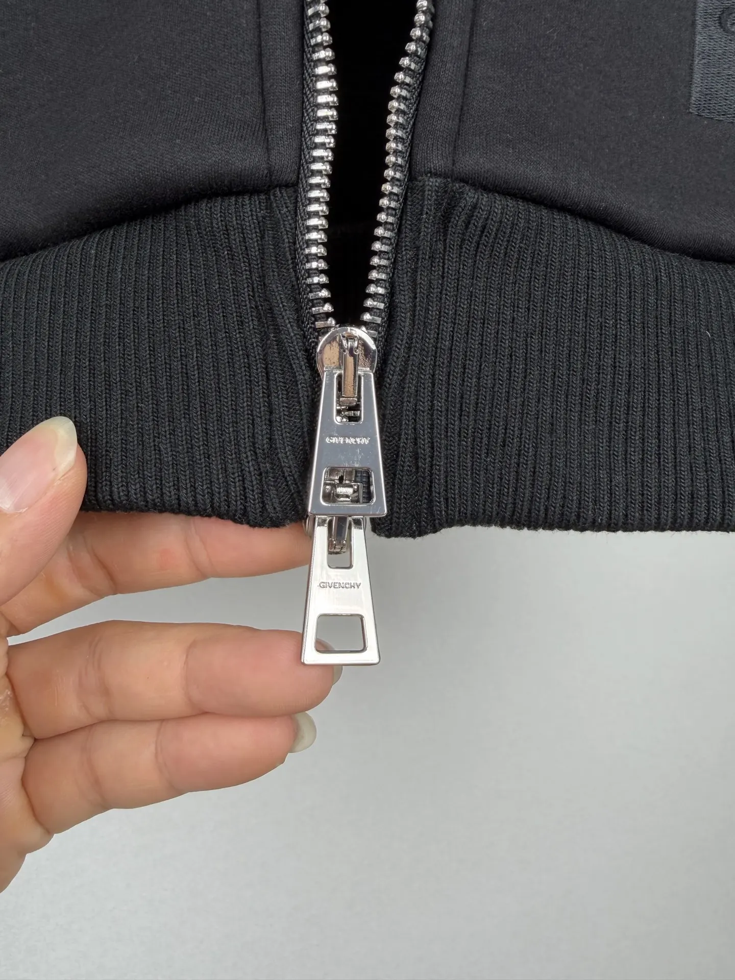 Logo-Embroidered Zip-Up Hoodie D31021438 — view 9