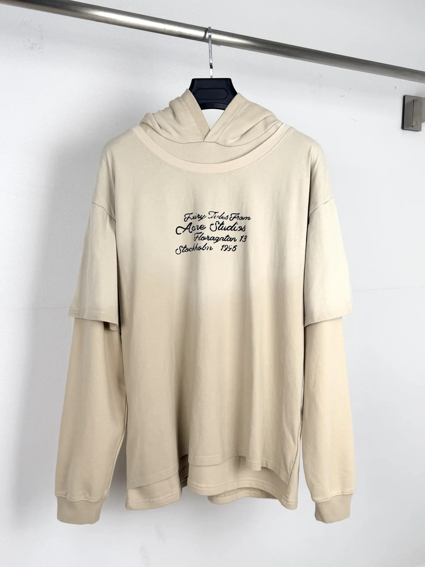 Layered-Effect Logo Graphic Hoodie D31520020