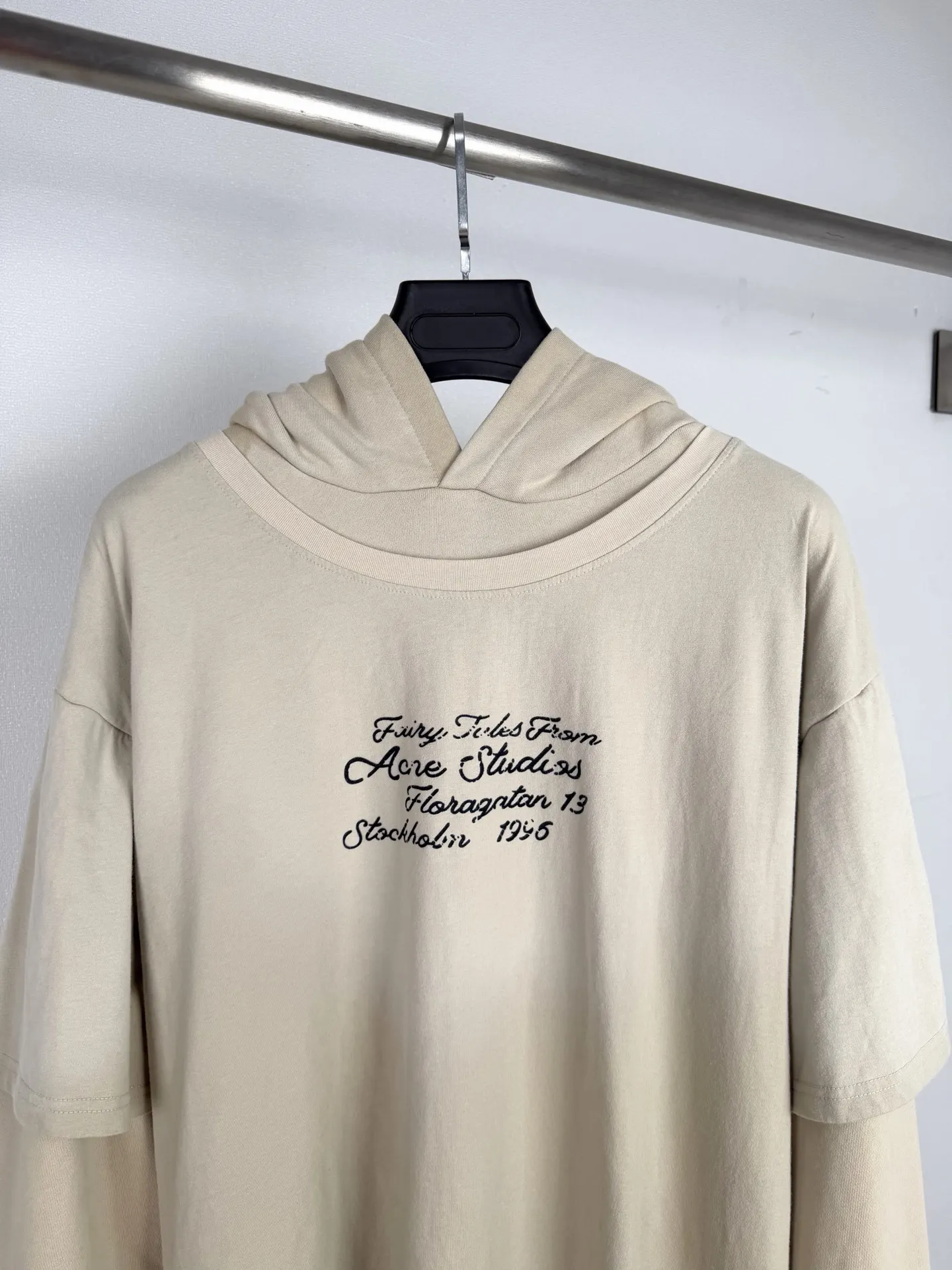 Layered-Effect Logo Graphic Hoodie D31520020 — view 2