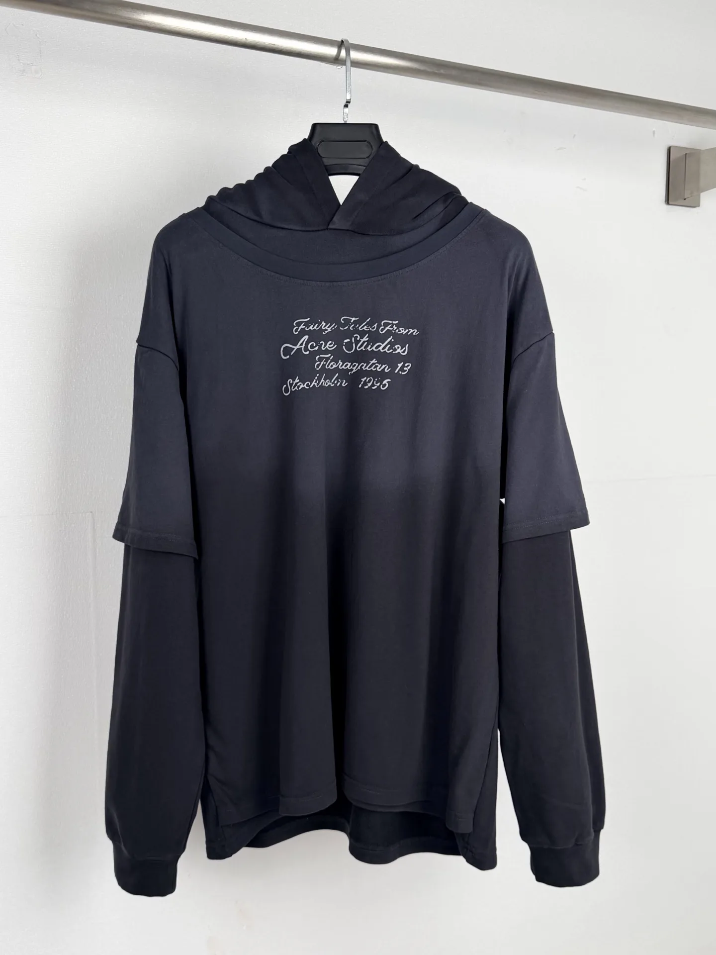 Layered-Sleeve Logo Print Hoodie D31520019