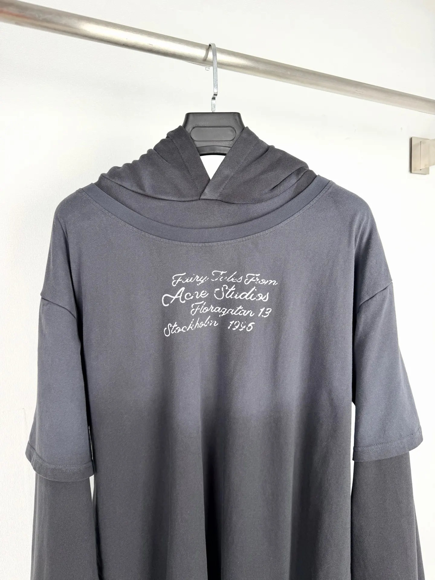 Layered-Sleeve Logo Print Hoodie D31520019 — view 2