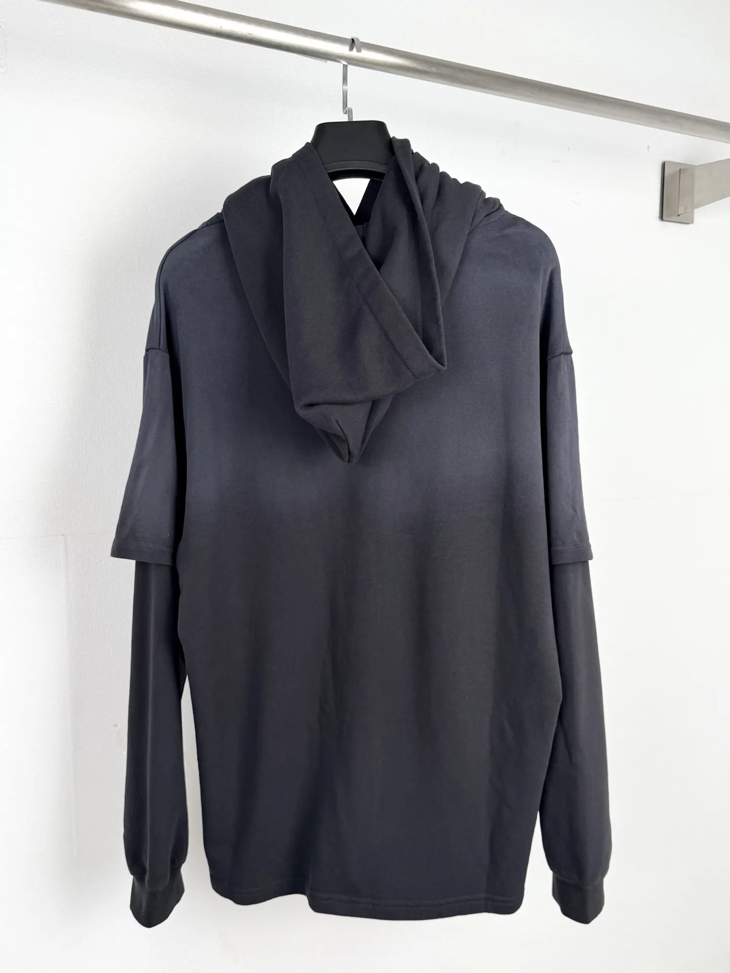 Layered-Sleeve Logo Print Hoodie D31520019 — view 3