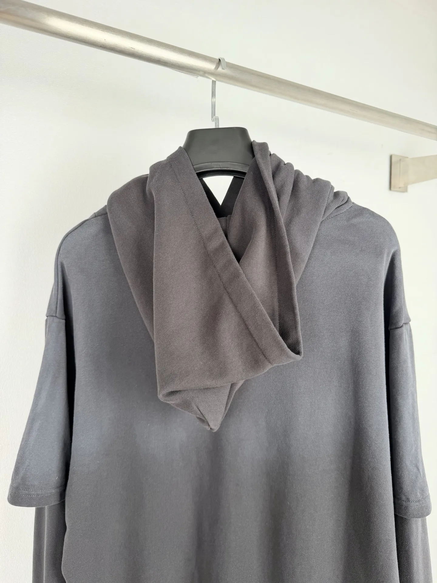 Layered-Sleeve Logo Print Hoodie D31520019 — view 4