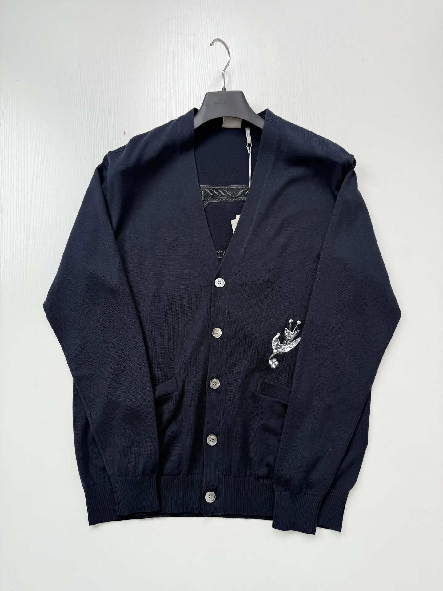 Bird Embroidery V-Neck Knit Cardigan D33522605 — view 3