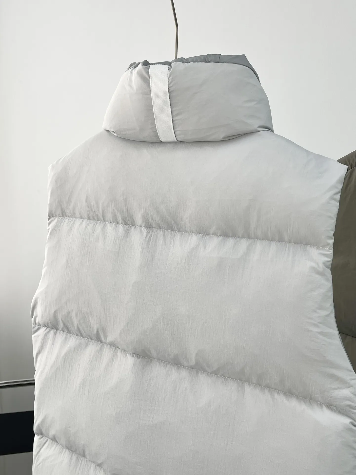 Everett Pastels Down-Filled Gilet D34022719 — view 8