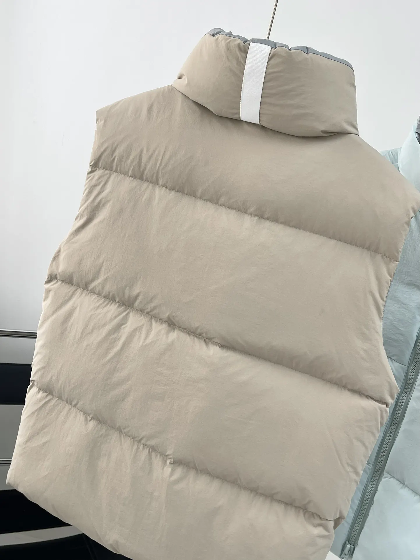 Everett Pastels Down-Filled Gilet D34022717 — view 8