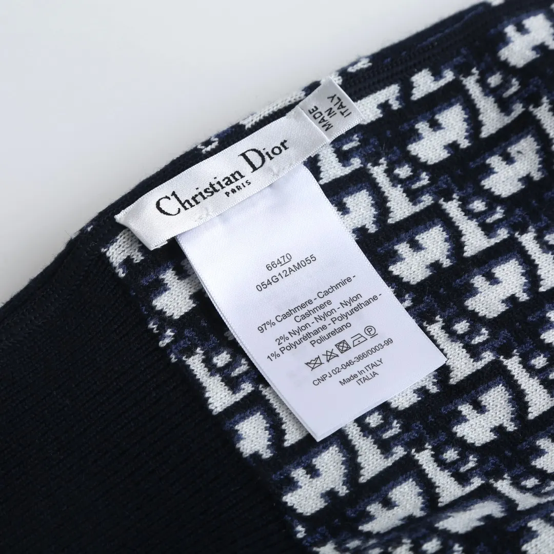 Oblique Reversible Zip-Up Hooded Sweater D35021917 — view 8