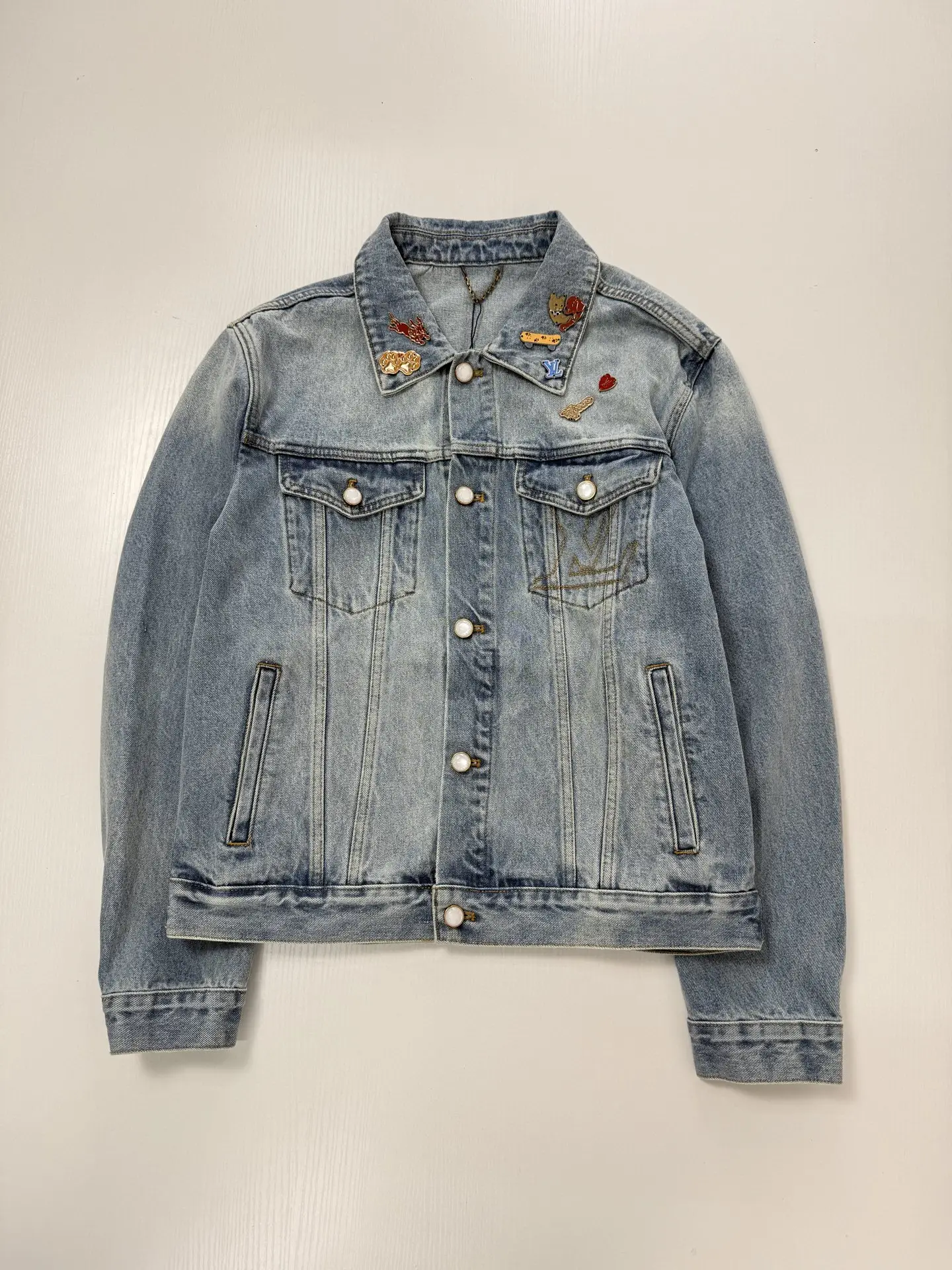 Embellished Badge Denim Trucker Jacket D37019927 — view 3