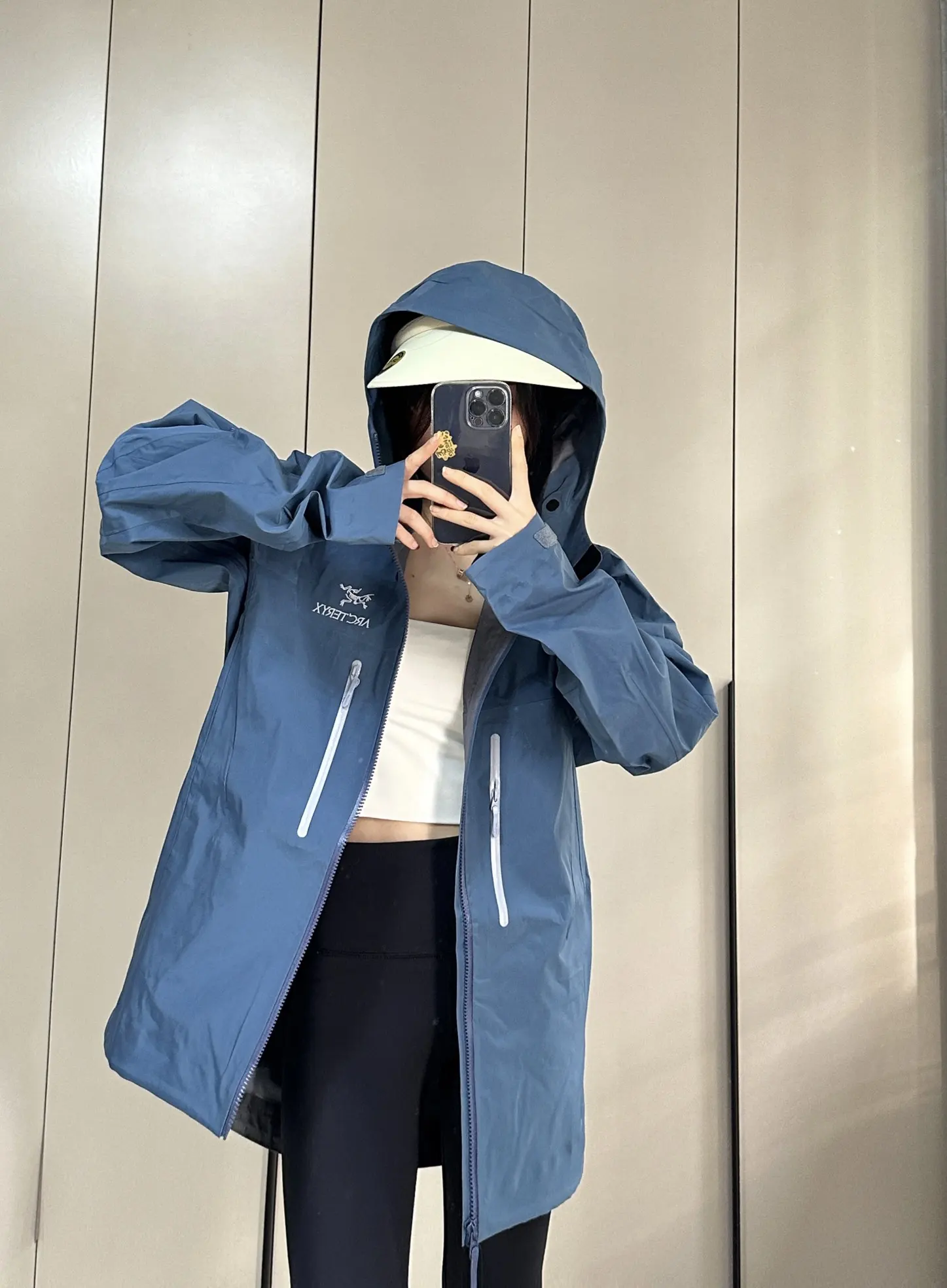 Alpha SV Hooded GORE-TEX Shell Jacket D38022649 — view 3